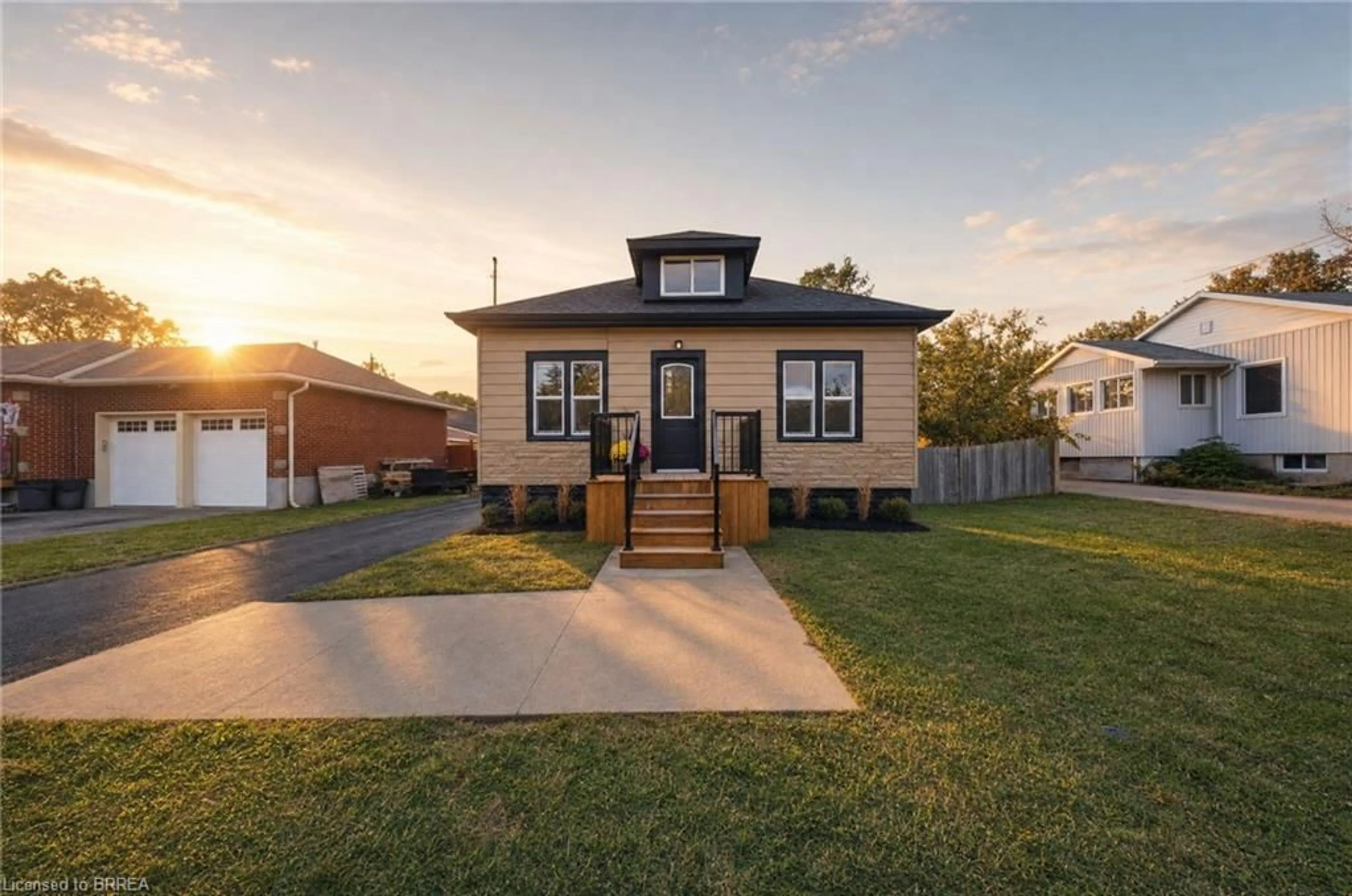 Home with vinyl exterior material, street for 24 Park Rd, Brantford Ontario N3S 6T2