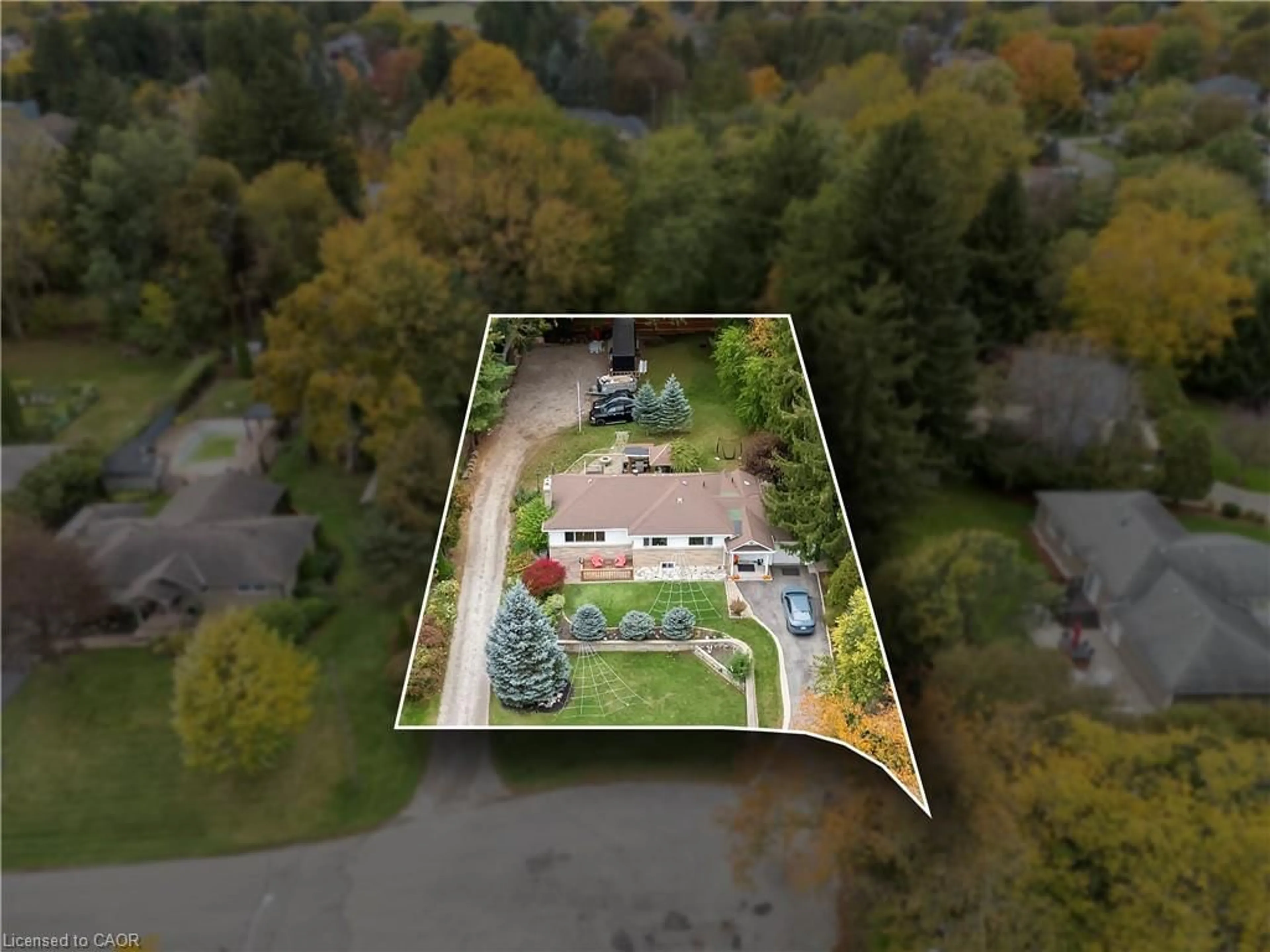 A pic from outside/outdoor area/front of a property/back of a property/a pic from drone, street for 284 Mapledene Dr, Ancaster Ontario L9G 2K2