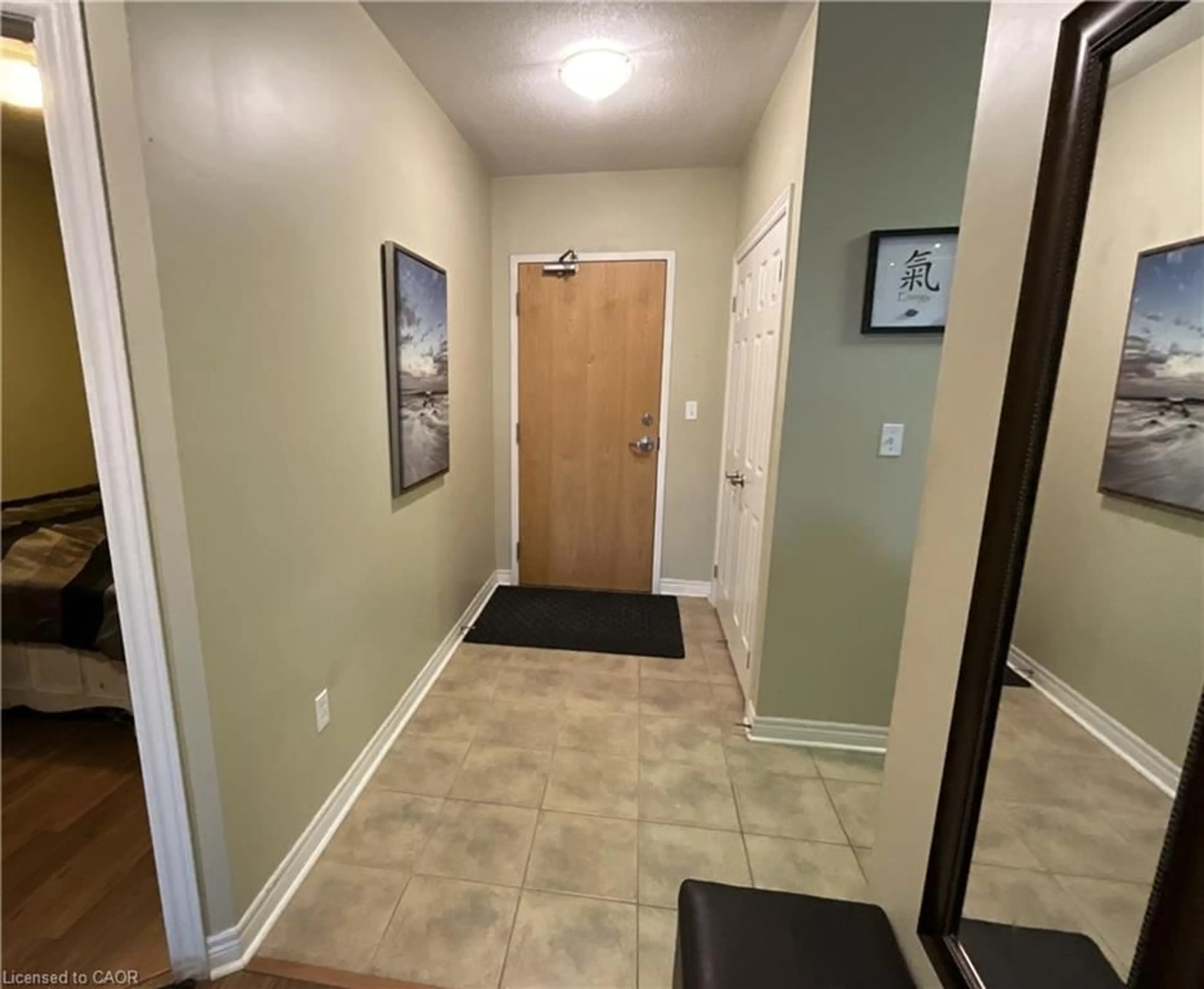 Indoor entryway for 1980 Imperial Way #317, Burlington Ontario L7L 0E7