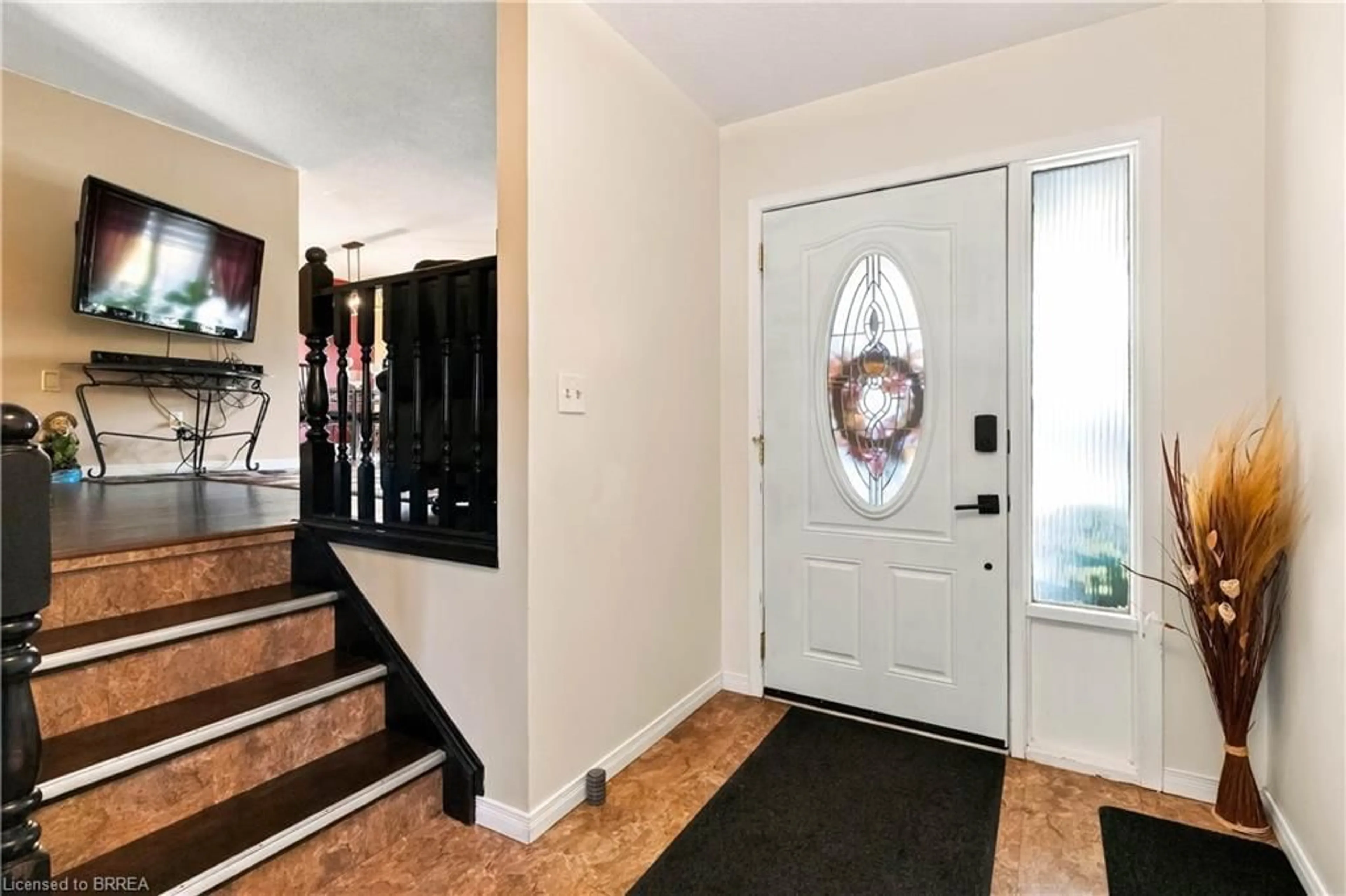 Indoor entryway for 42 Wildflower Lane, Brantford Ontario N3R 7H6