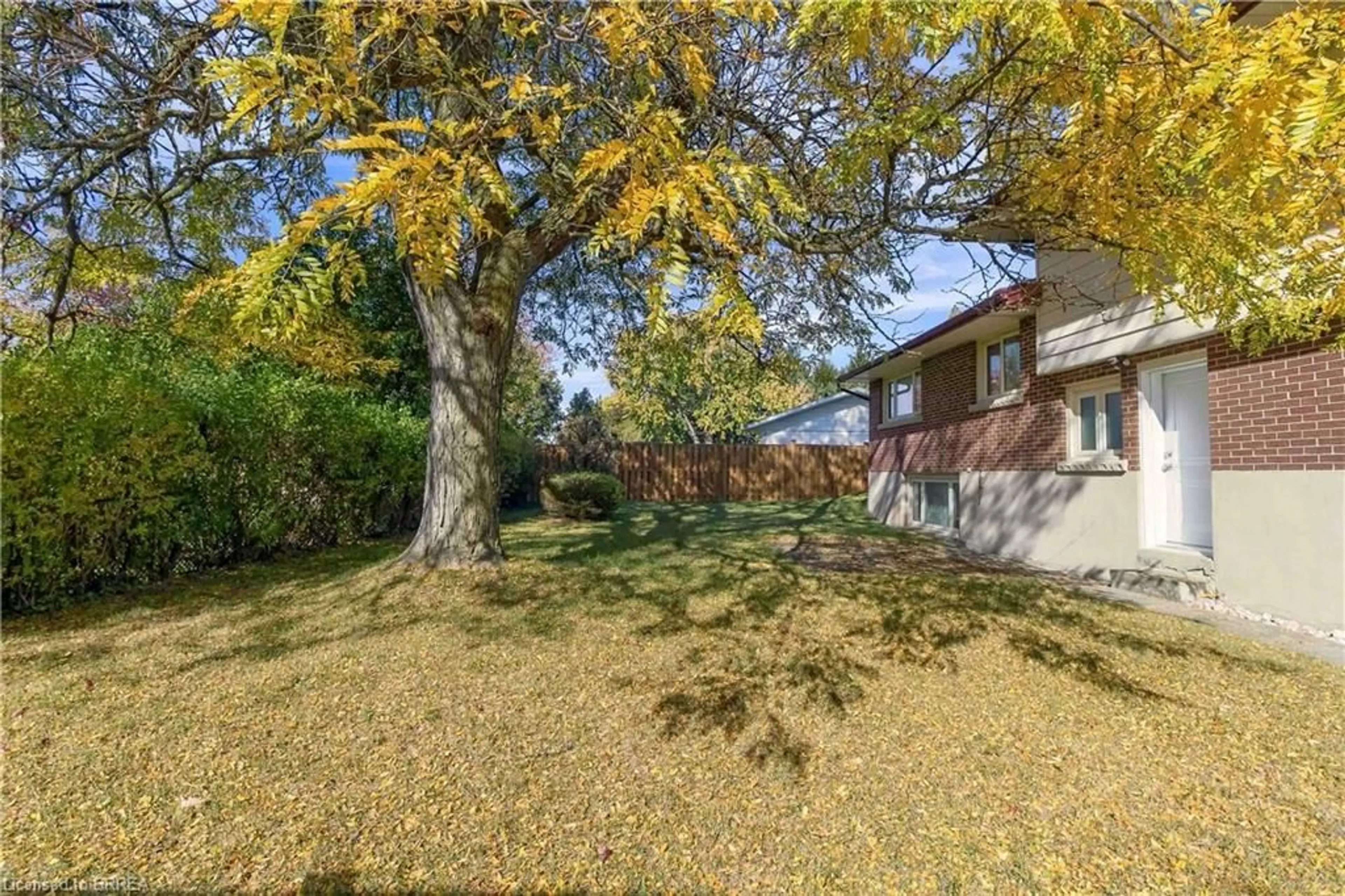 A pic from outside/outdoor area/front of a property/back of a property/a pic from drone, street for 47 Evergreen Cres, Kitchener Ontario N2M 4J3