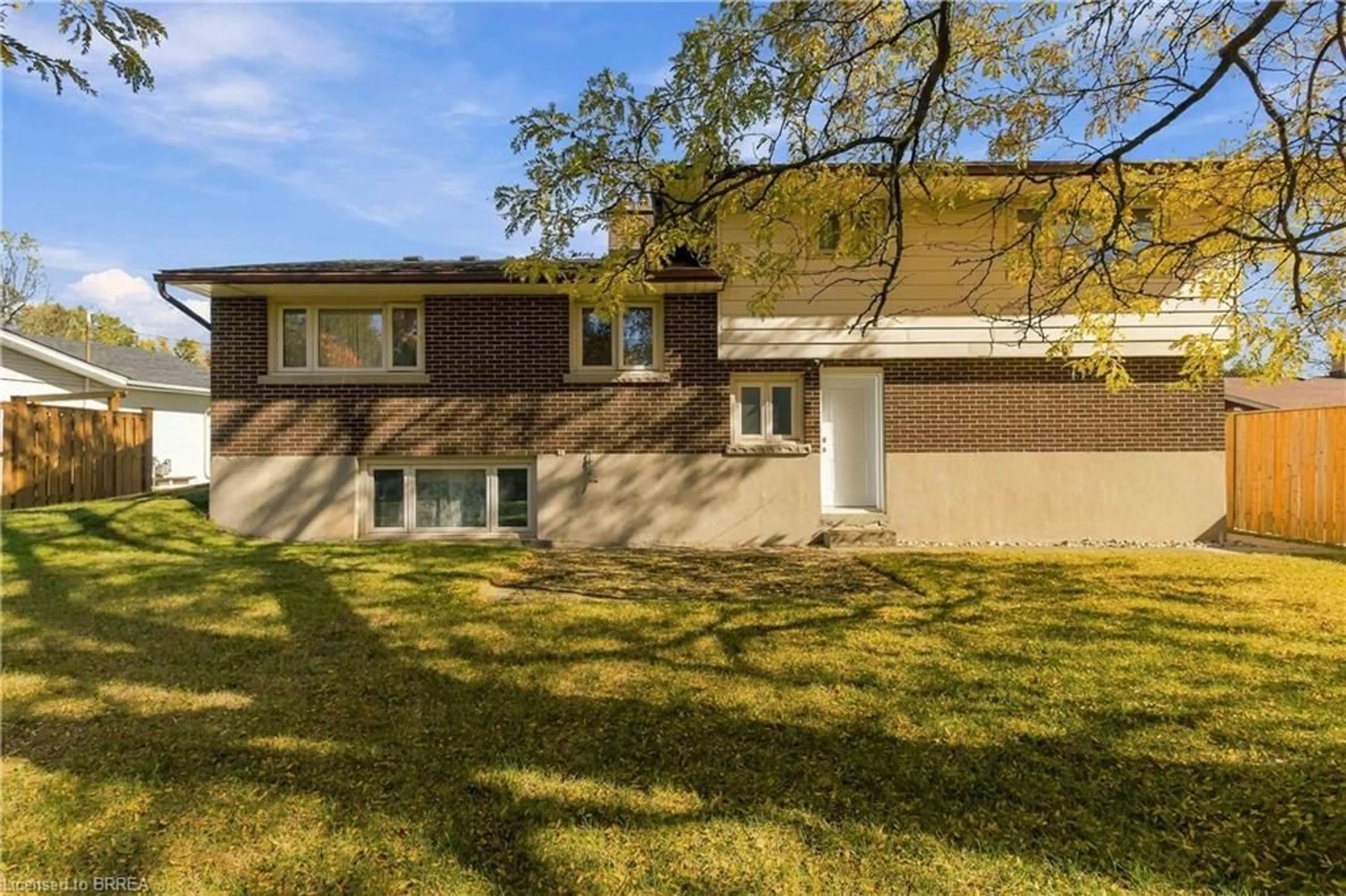 A pic from outside/outdoor area/front of a property/back of a property/a pic from drone, building for 47 Evergreen Cres, Kitchener Ontario N2M 4J3