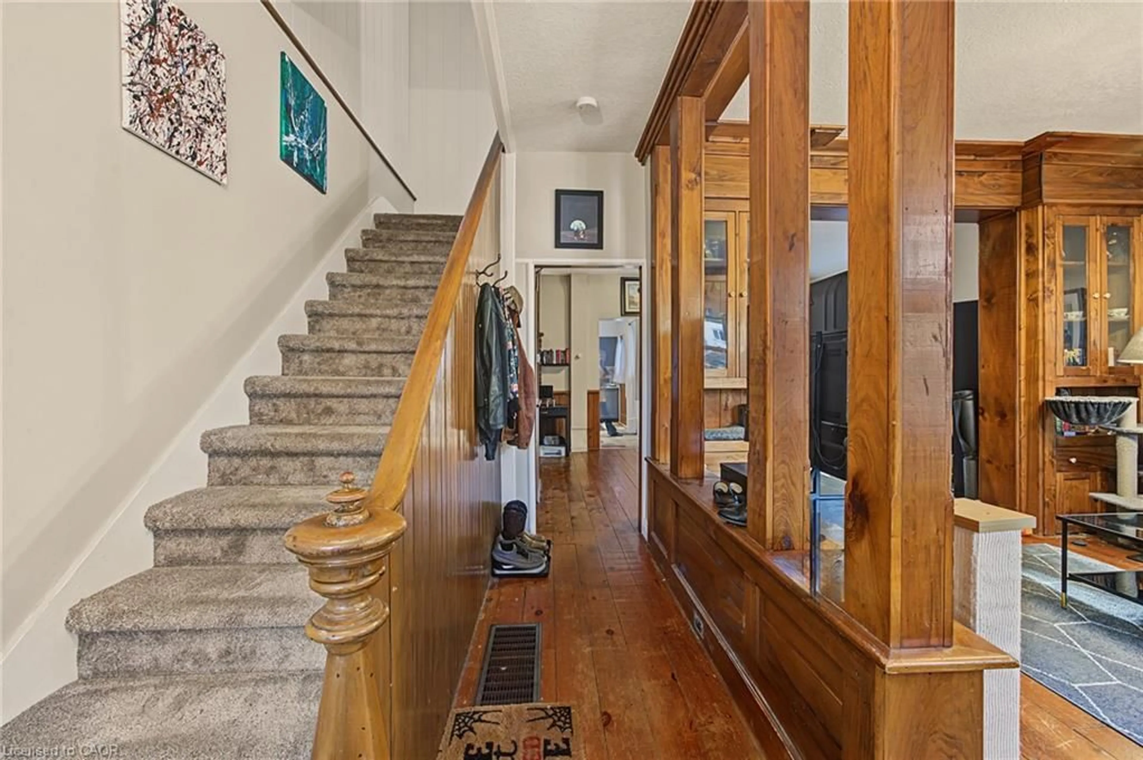 Indoor foyer for 190 Jacob St, New Hamburg Ontario N3A 1B8