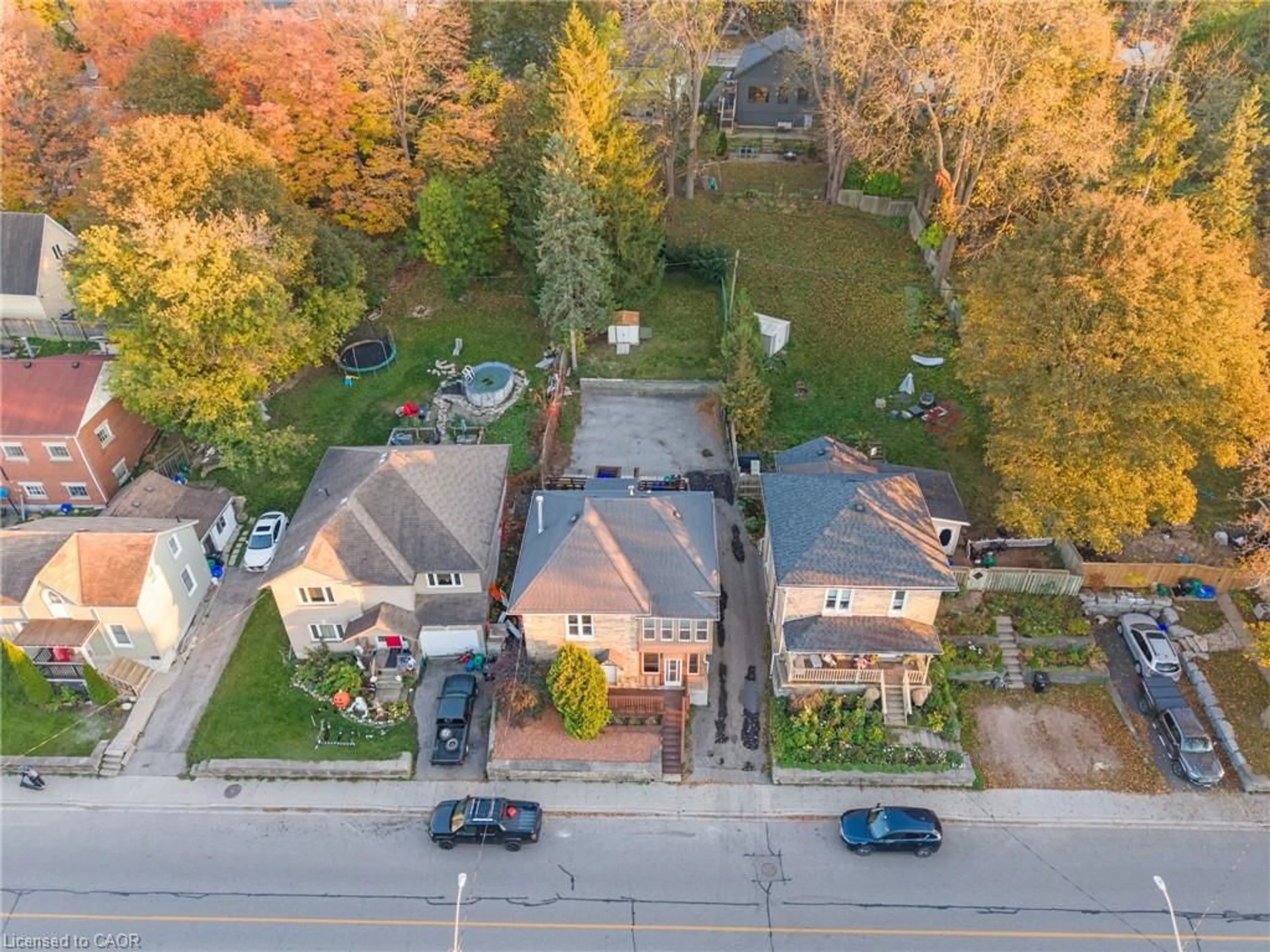 A pic from outside/outdoor area/front of a property/back of a property/a pic from drone, street for 100 Queen St, Cambridge Ontario N3C 1G3