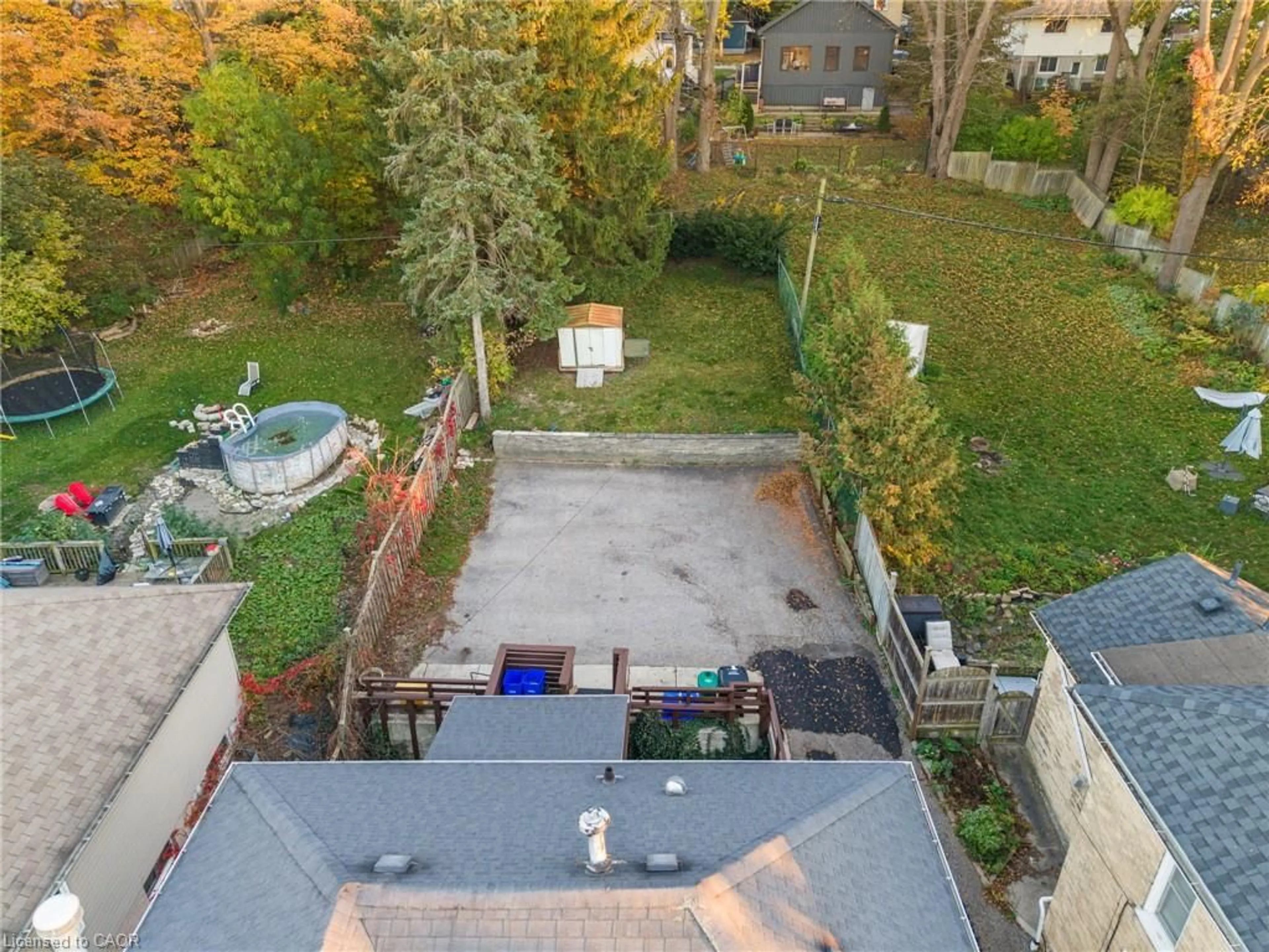 A pic from outside/outdoor area/front of a property/back of a property/a pic from drone, street for 100 Queen St, Cambridge Ontario N3C 1G3