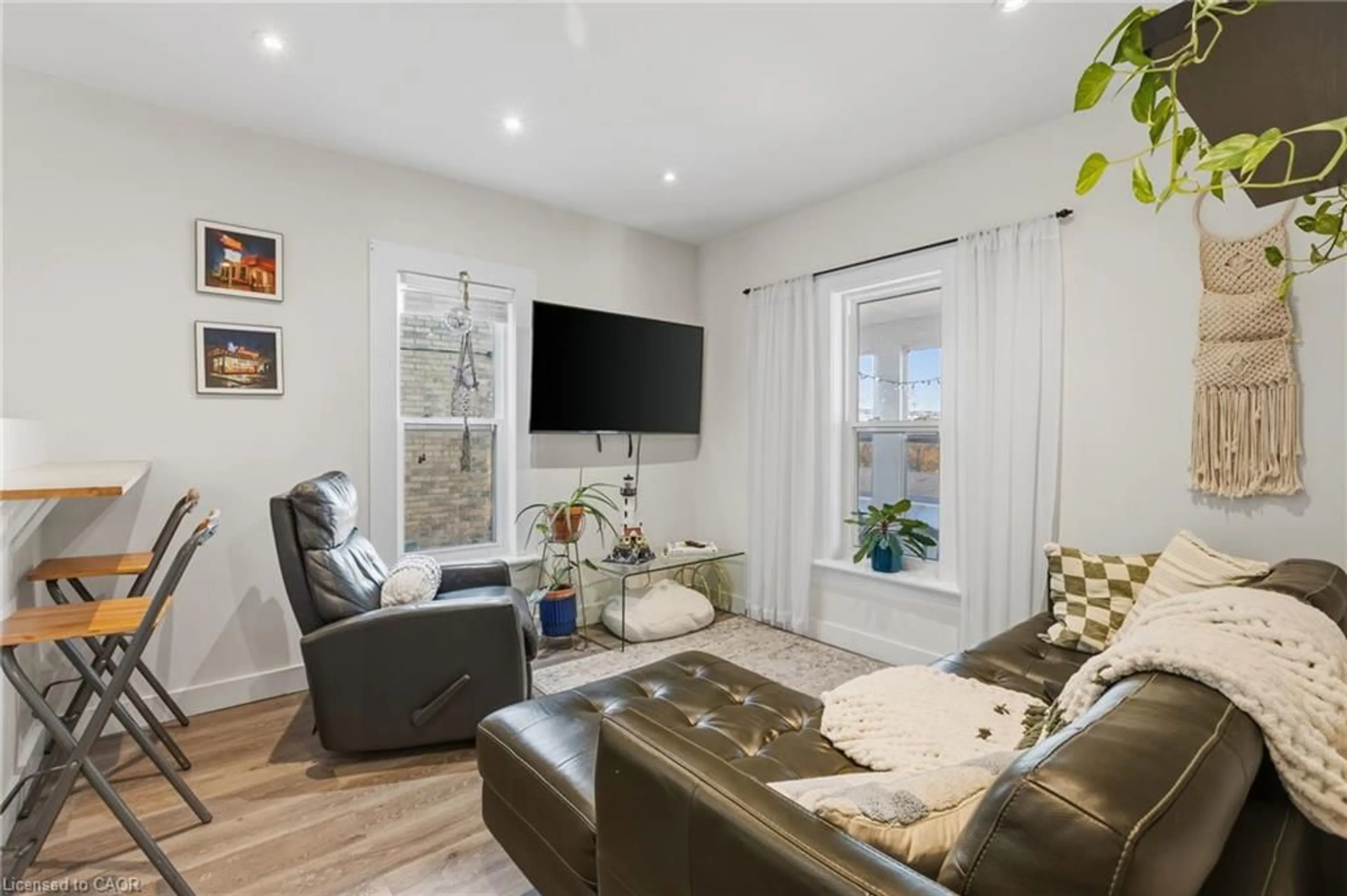 Living room with furniture, unknown for 100 Queen St, Cambridge Ontario N3C 1G3