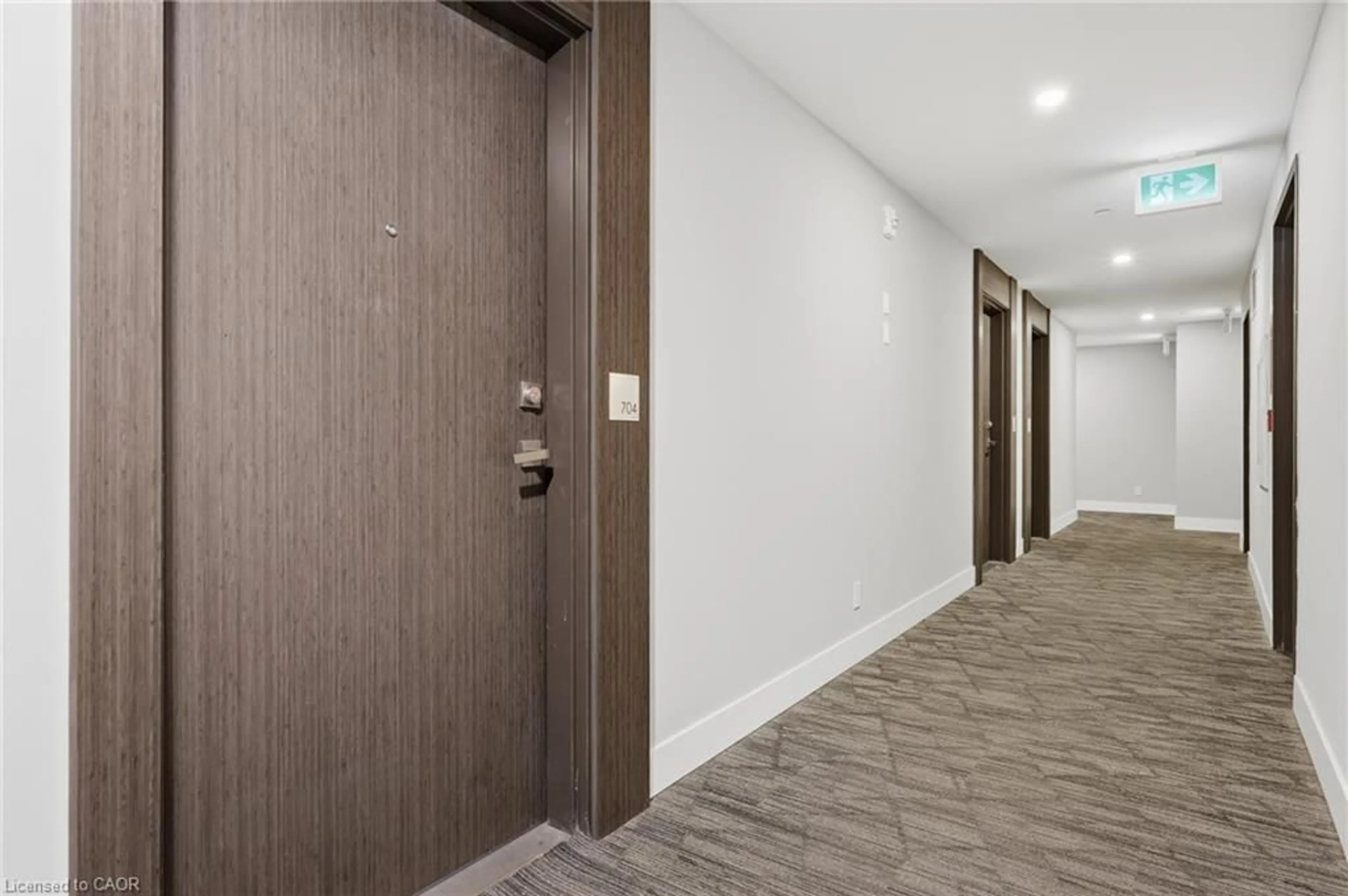 Indoor foyer for 15 Queen St #704, Hamilton Ontario L8P 3R4