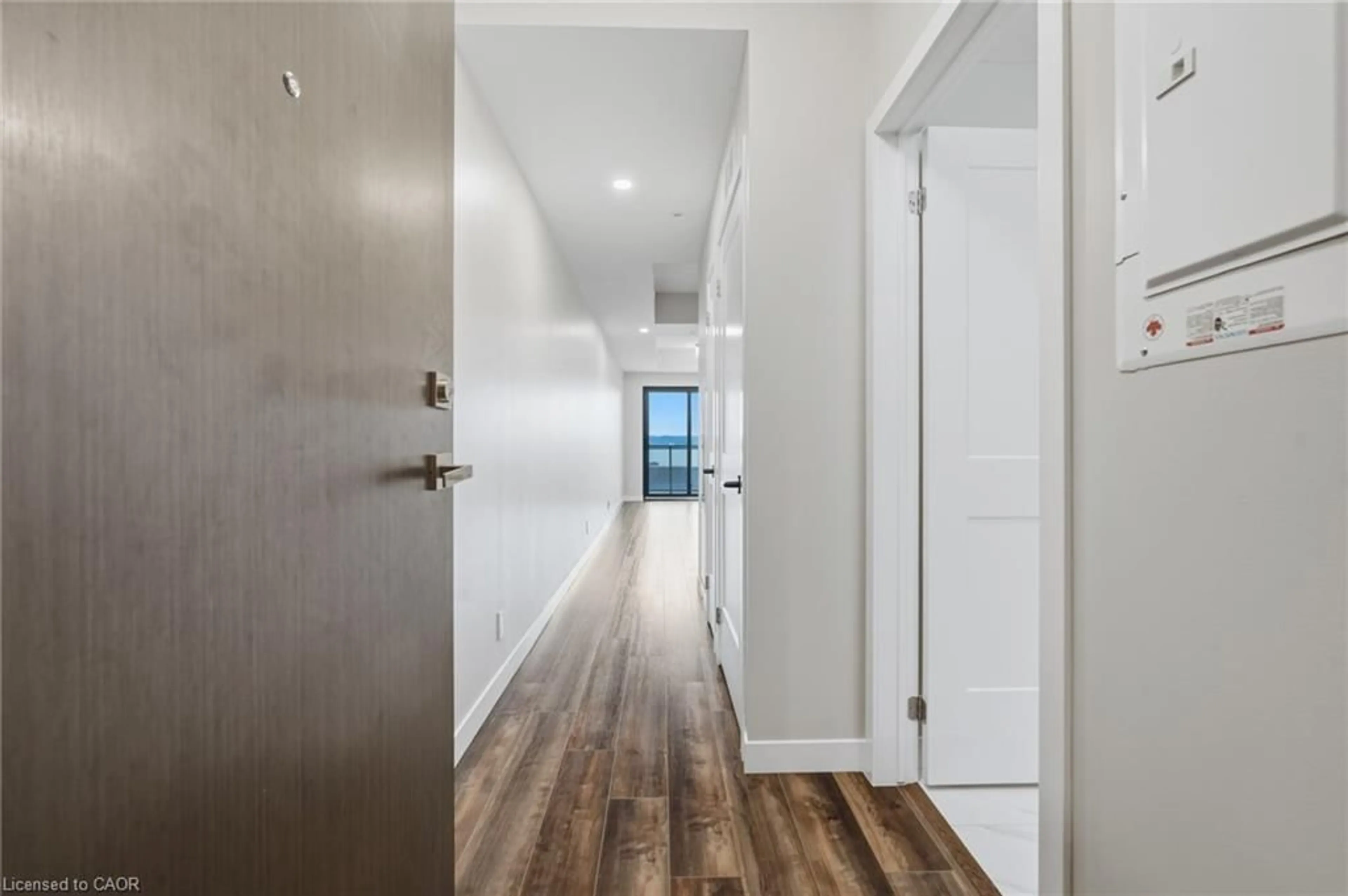 Indoor entryway for 15 Queen St #704, Hamilton Ontario L8P 3R4