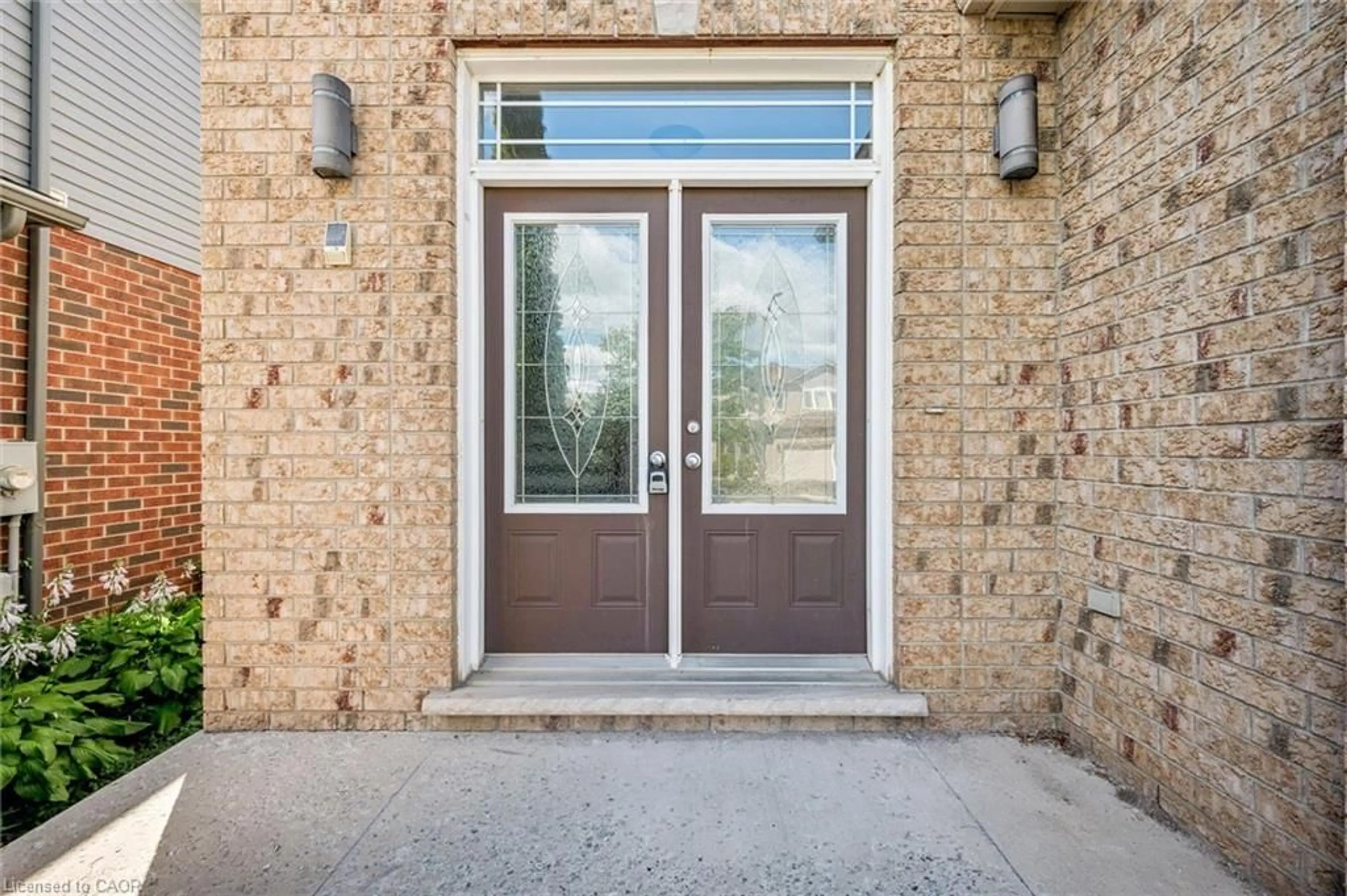 Indoor entryway for 909 Pebblecreek Crt, Kitchener Ontario N2A 4M6
