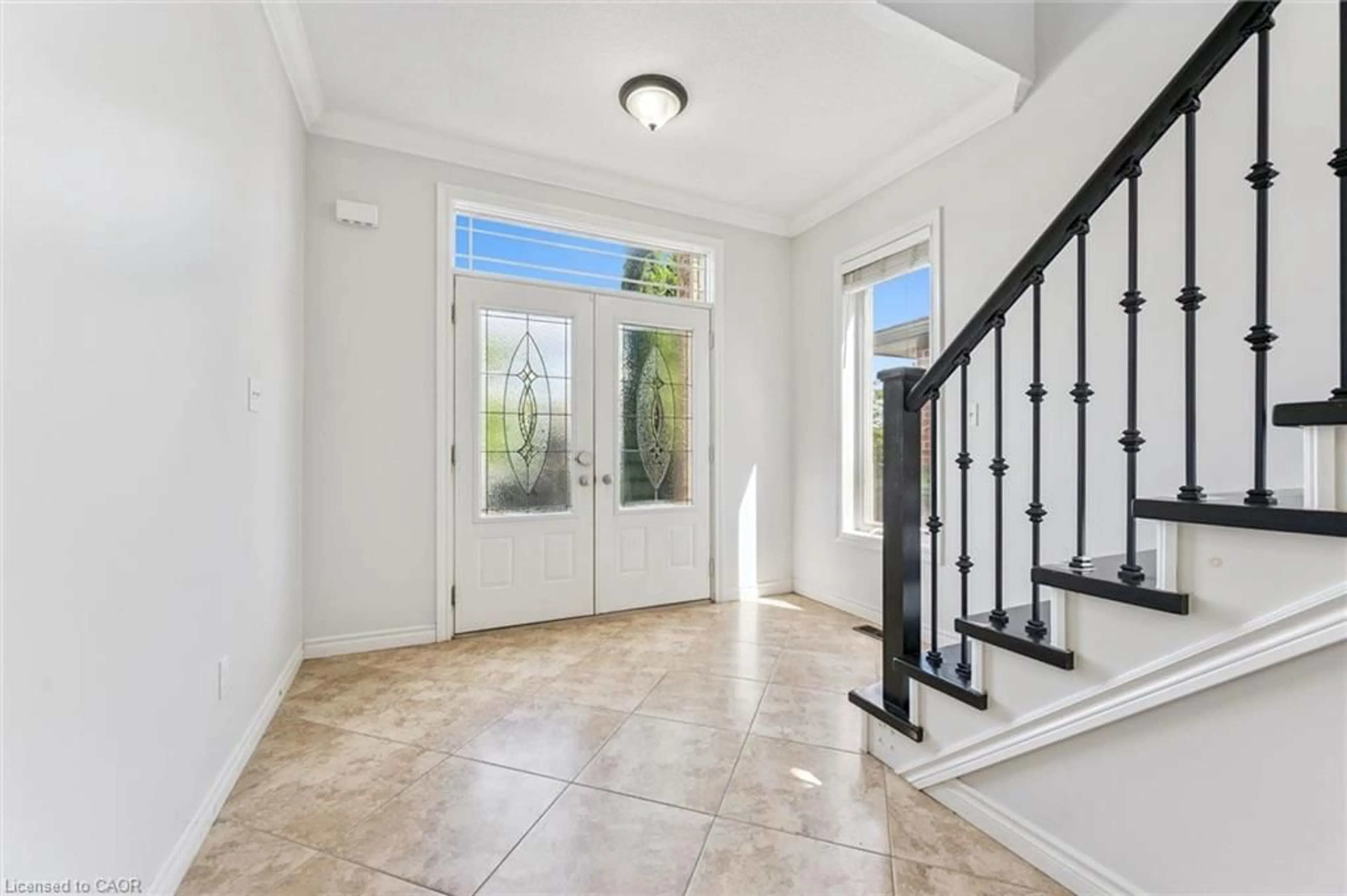 Indoor entryway for 909 Pebblecreek Crt, Kitchener Ontario N2A 4M6