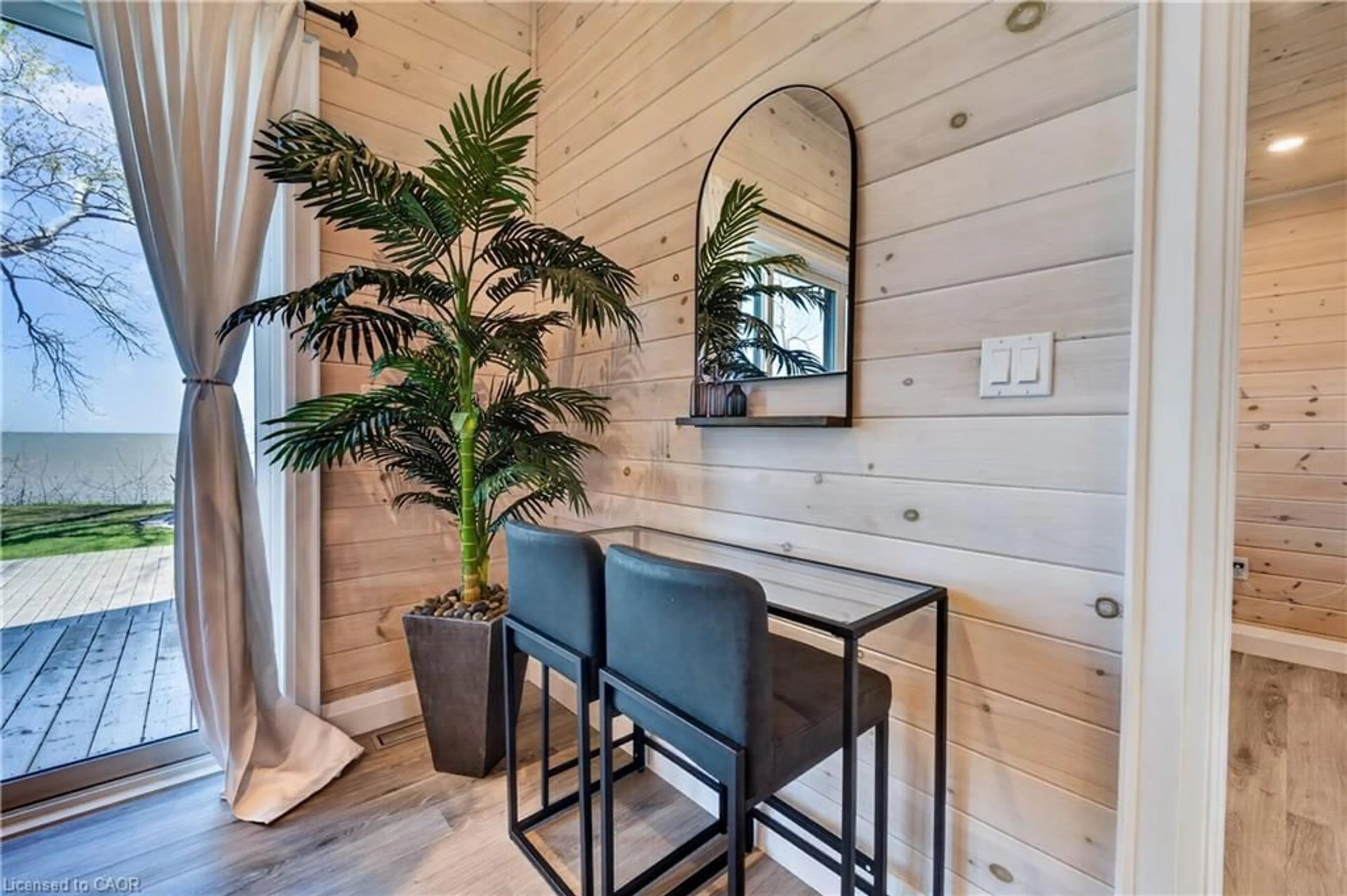 Indoor entryway for 71865 Sunview Ave, Dashwood Ontario N0M 1N0