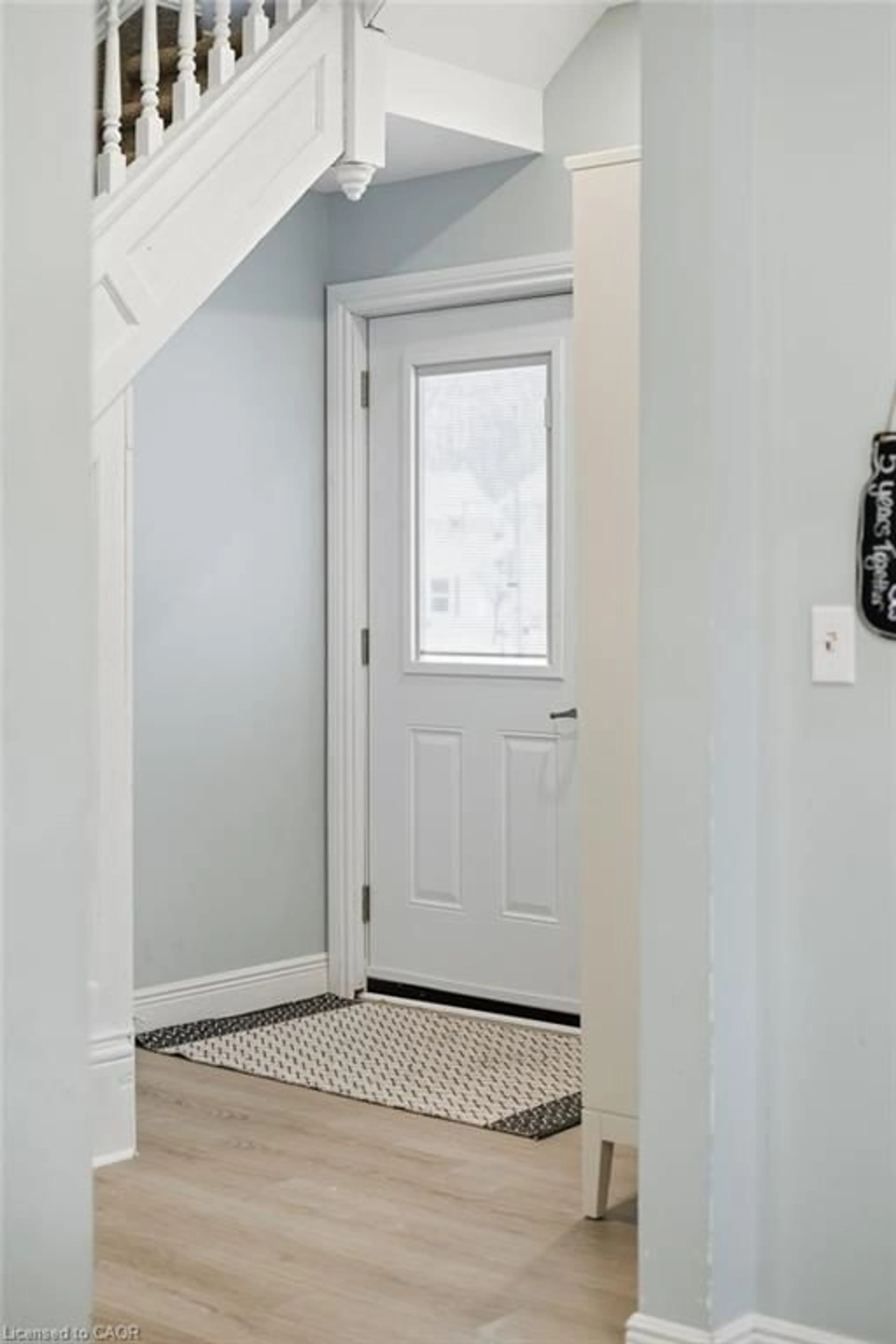 Indoor entryway for 108 Eagle Ave, Brantford Ontario N3S 1Z5