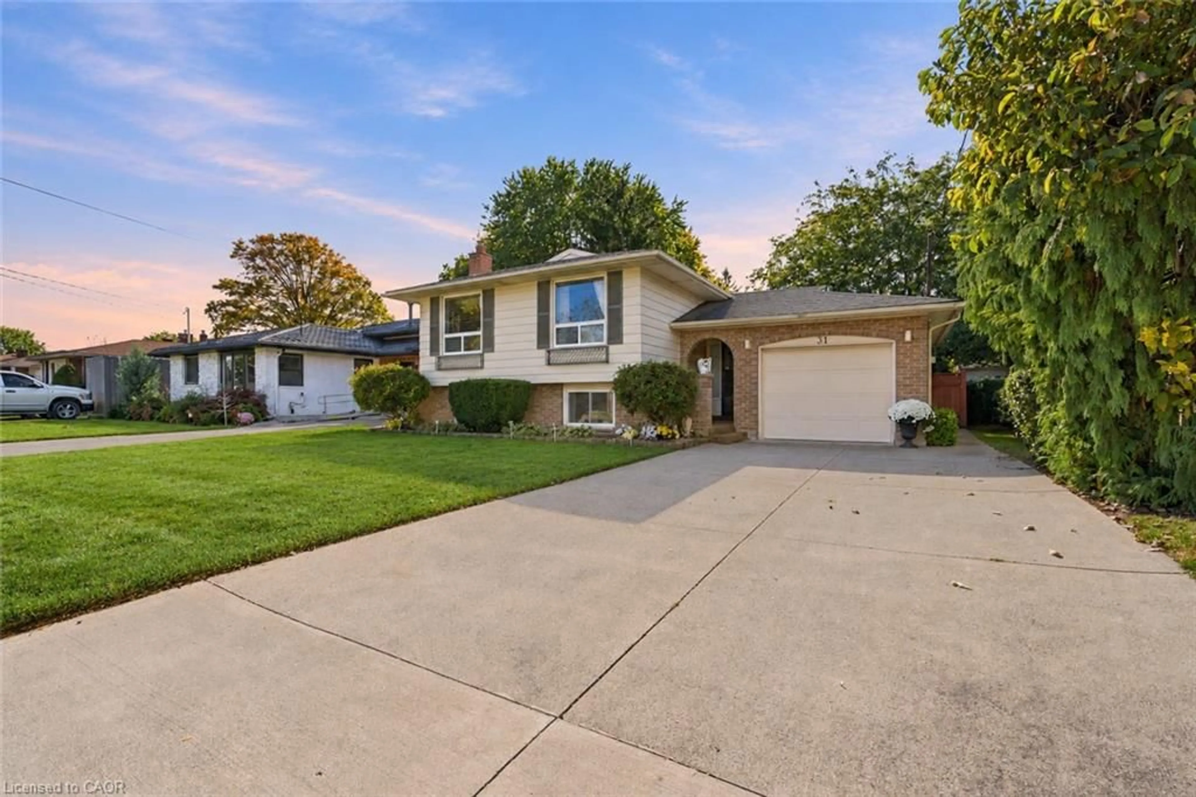 Home with vinyl exterior material, street for 31 Bendingroad Cres, St. Catharines Ontario L2N 5R4