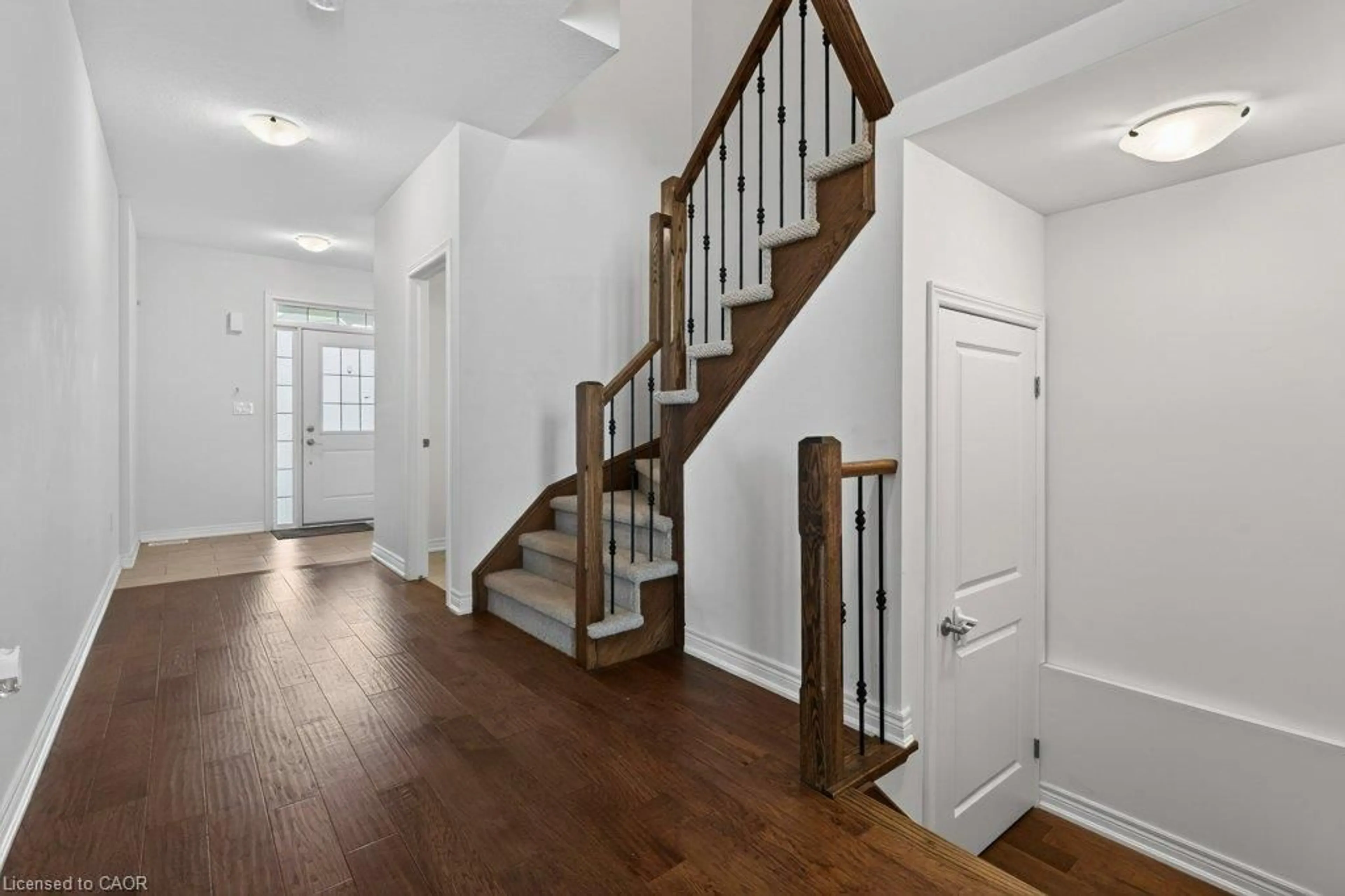 Indoor entryway for 4297 East Ave #8, Beamsville Ontario L3J 0R2