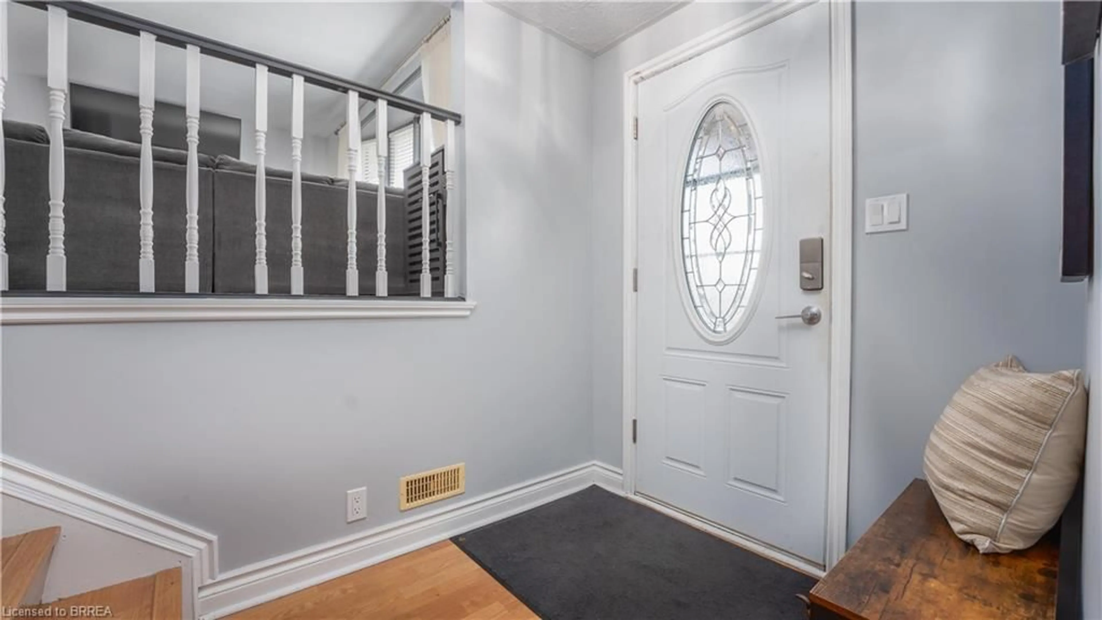 Indoor entryway for 10 Aaron Pl, Brantford Ontario N3R 2S8