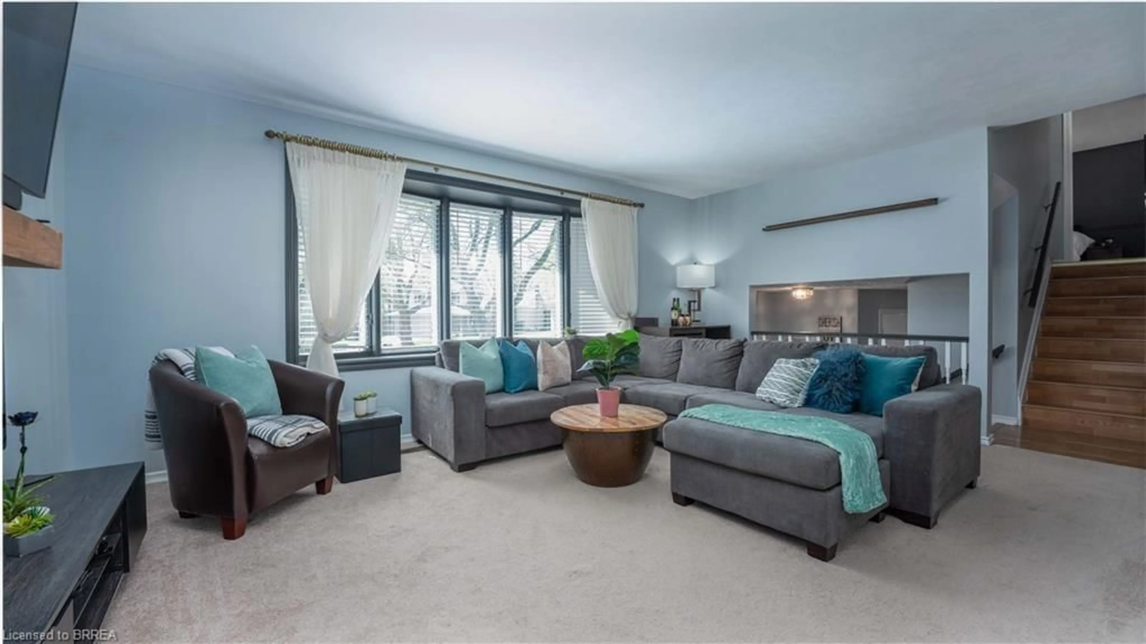 Living room with furniture, carpet floor for 10 Aaron Pl, Brantford Ontario N3R 2S8