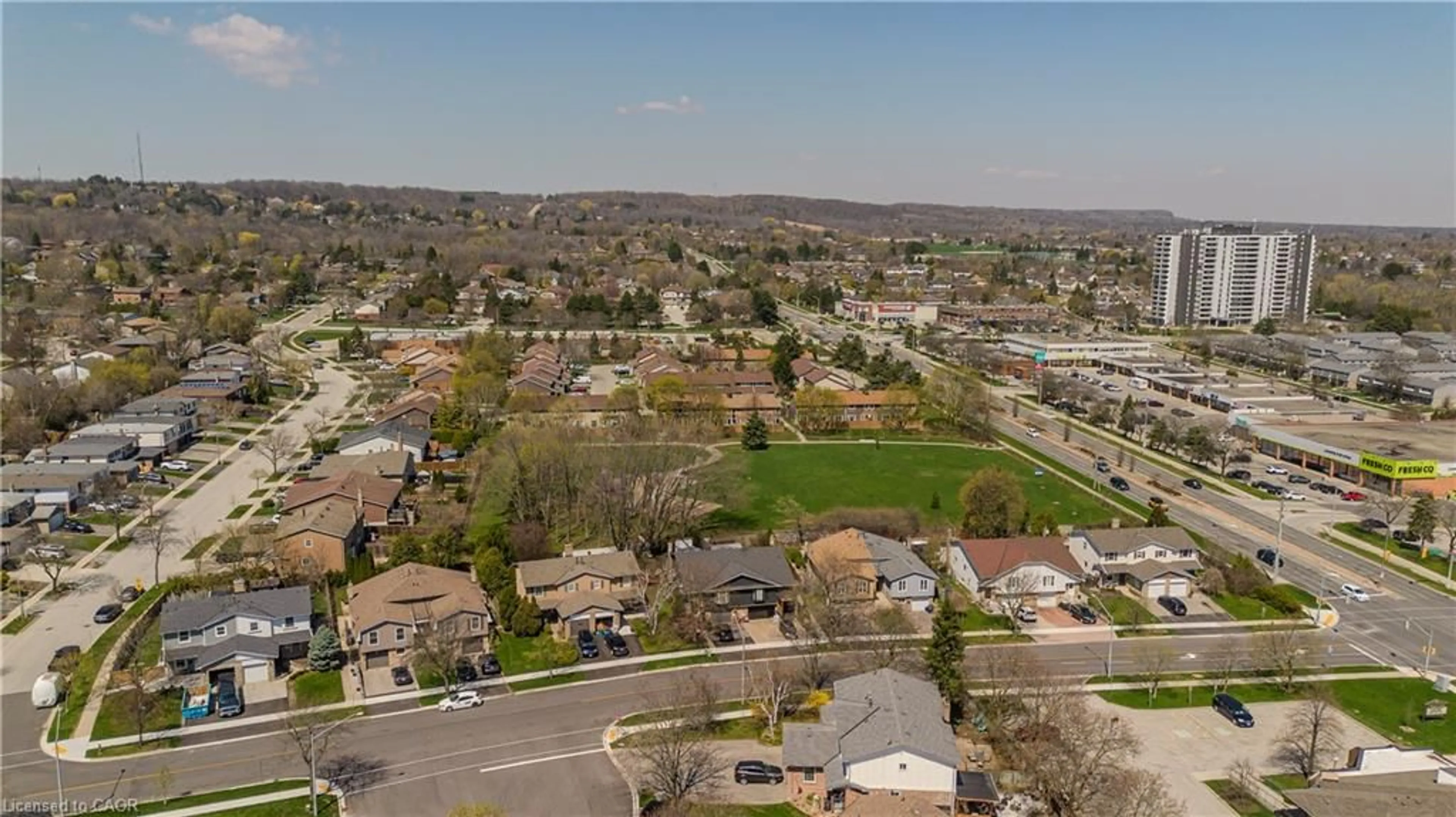A pic from outside/outdoor area/front of a property/back of a property/a pic from drone, unknown for 1402 Almonte Dr, Burlington Ontario L7P 0V8