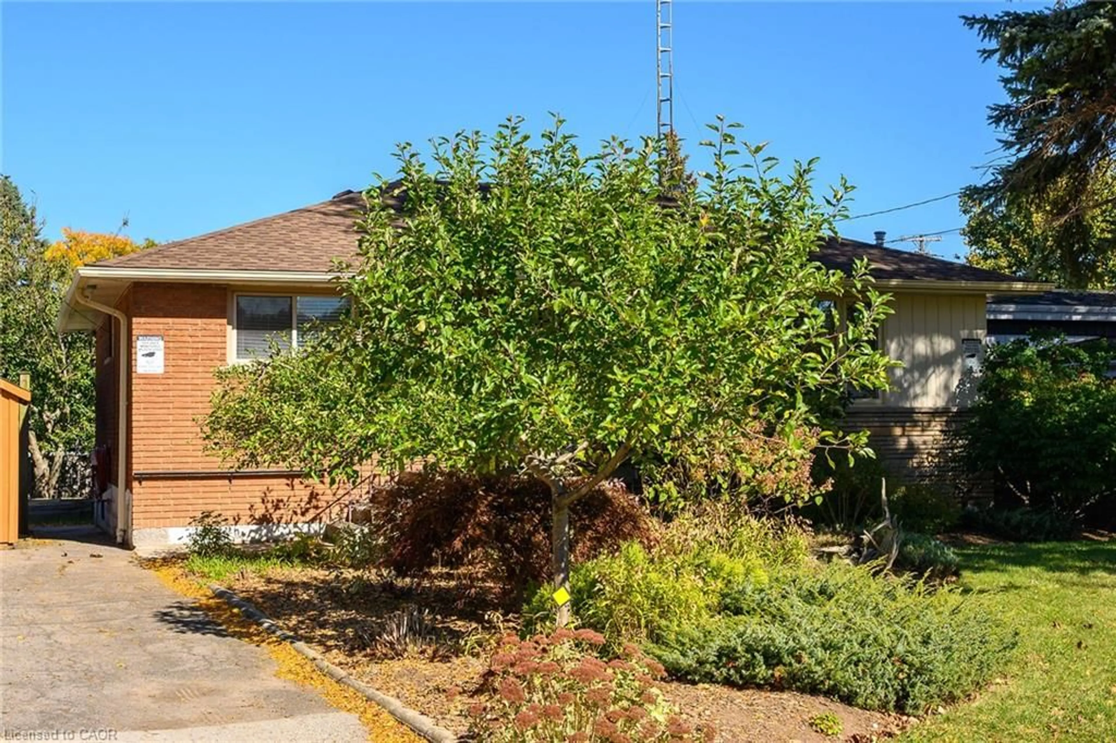 Patio, street for 6 Sandringham Ave, Hamilton Ontario L9C 2H4