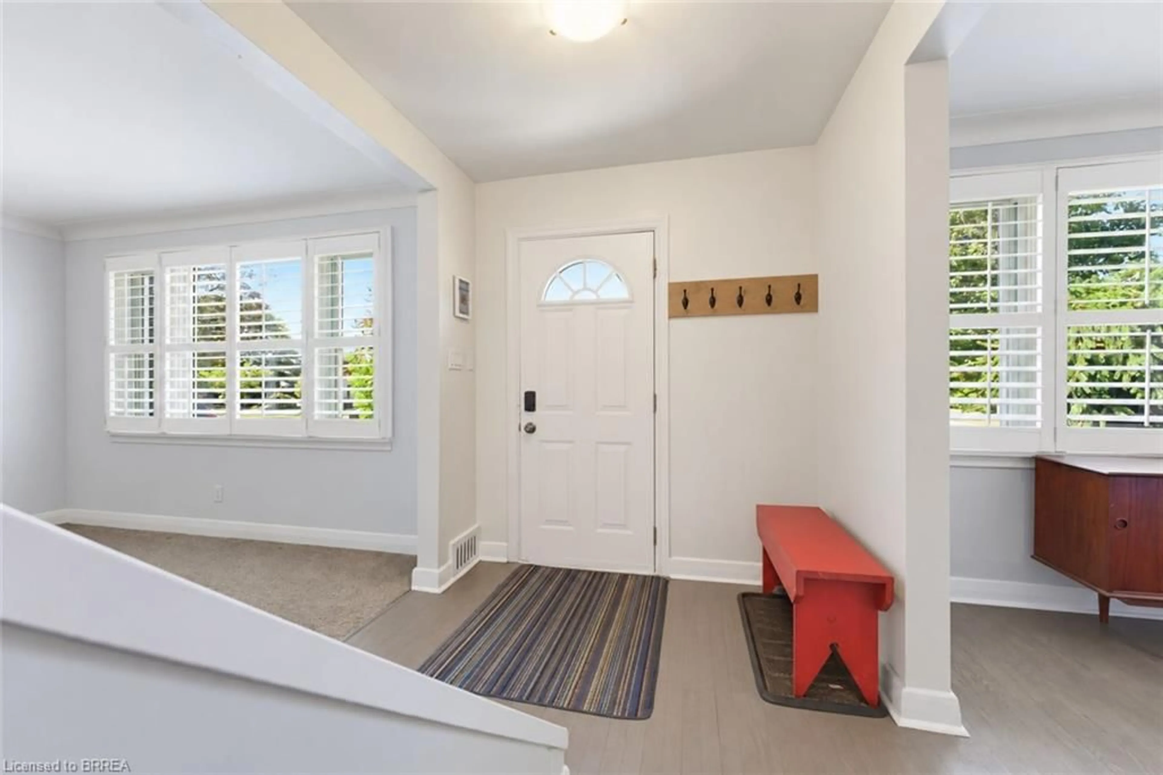 Indoor entryway for 38 Admiral Rd, Brantford Ontario N3R 1L6