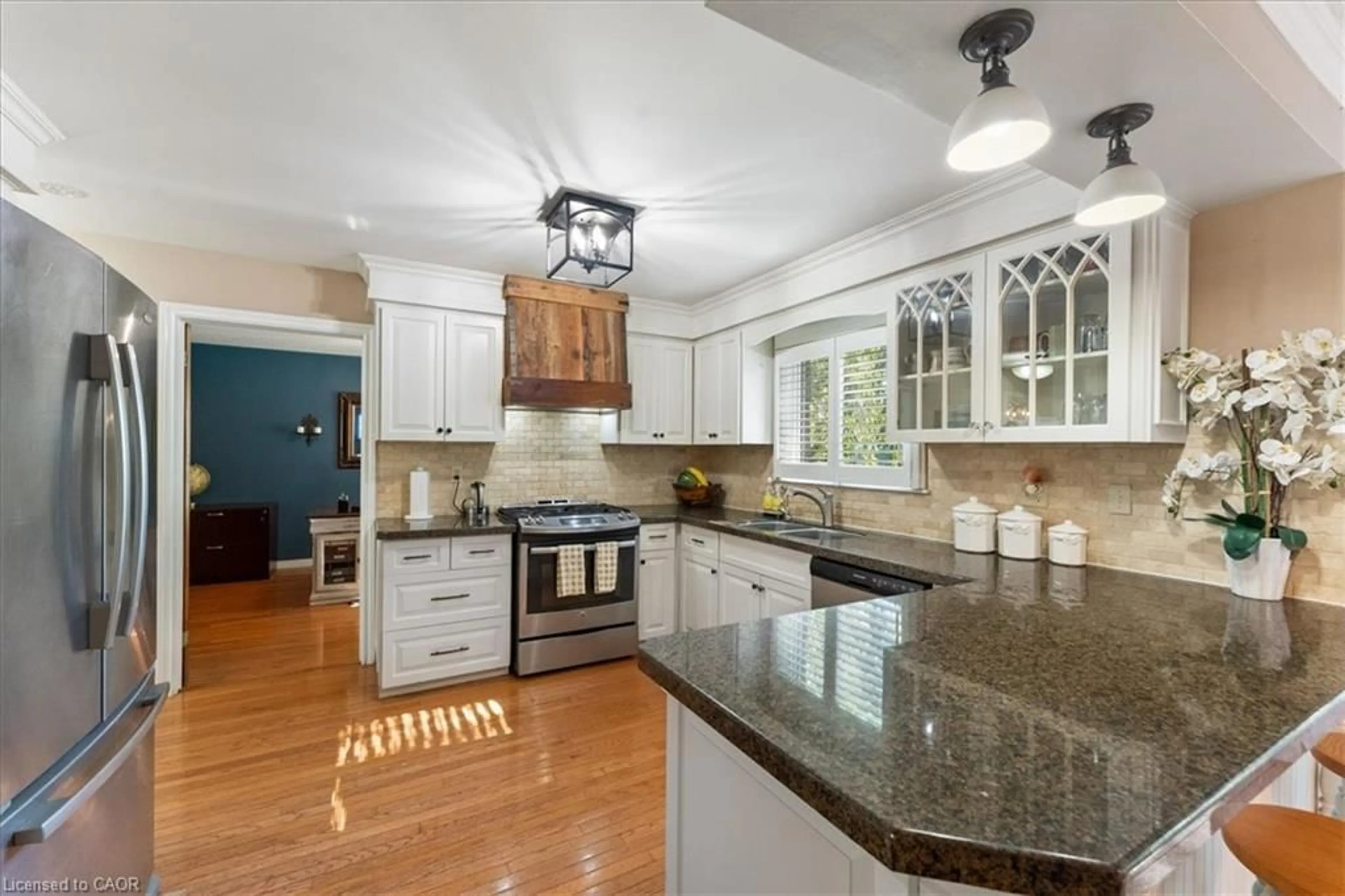Open concept kitchen, ceramic/tile floor for 260 Cornwallis Rd, Ancaster Ontario L9G 3Y8