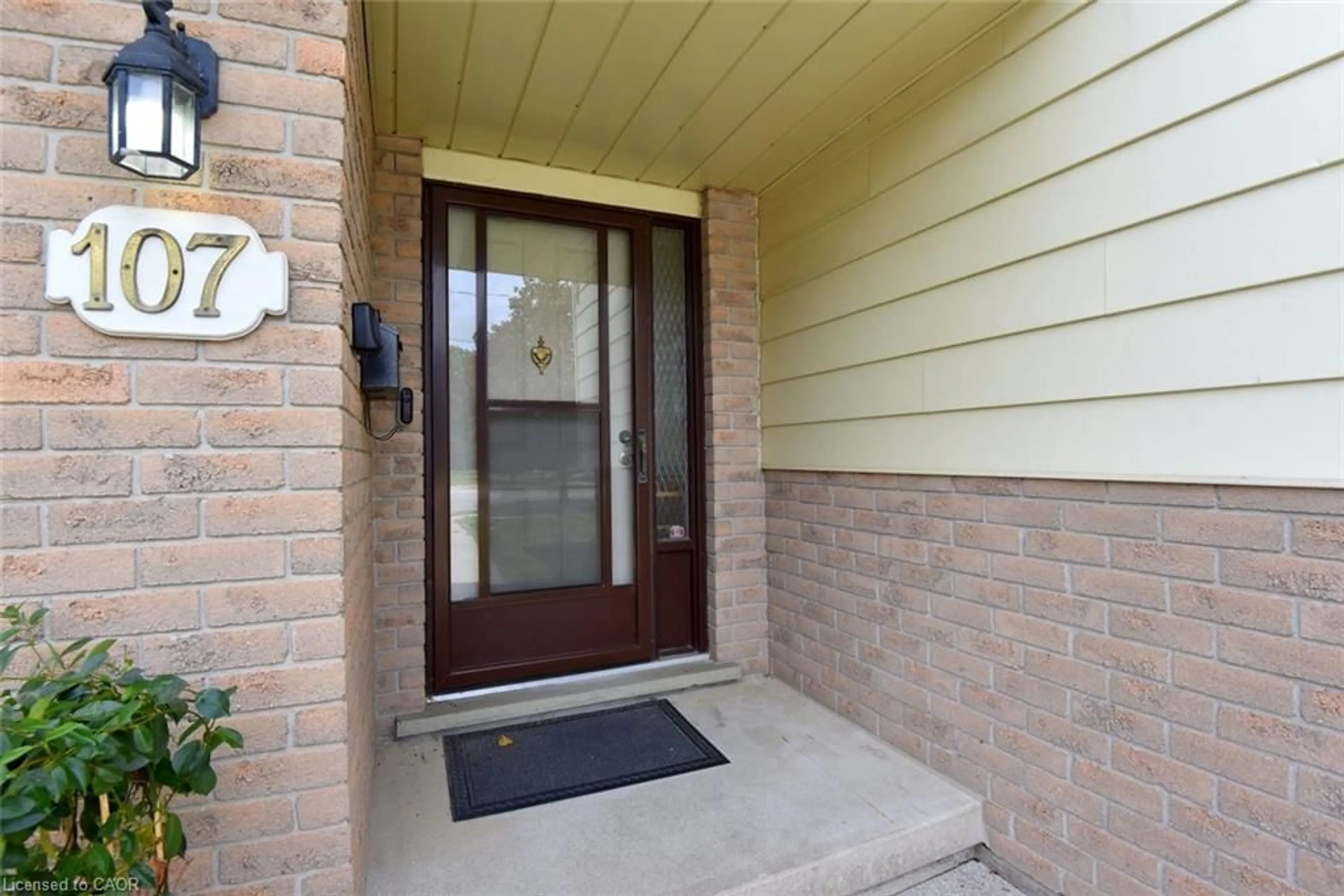 Indoor entryway for 107 Toll Gate Rd, Brantford Ontario N3R 4Z6