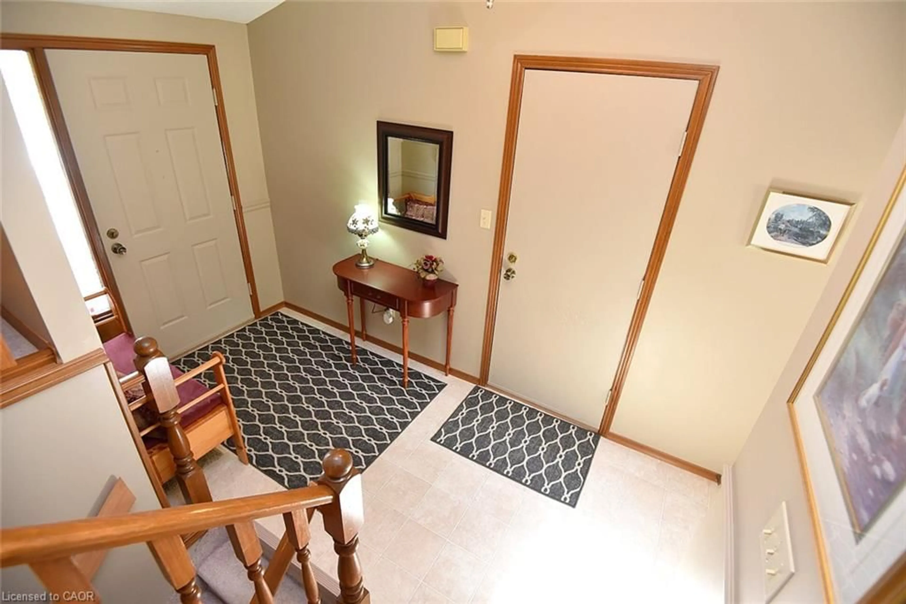 Indoor foyer for 107 Toll Gate Rd, Brantford Ontario N3R 4Z6