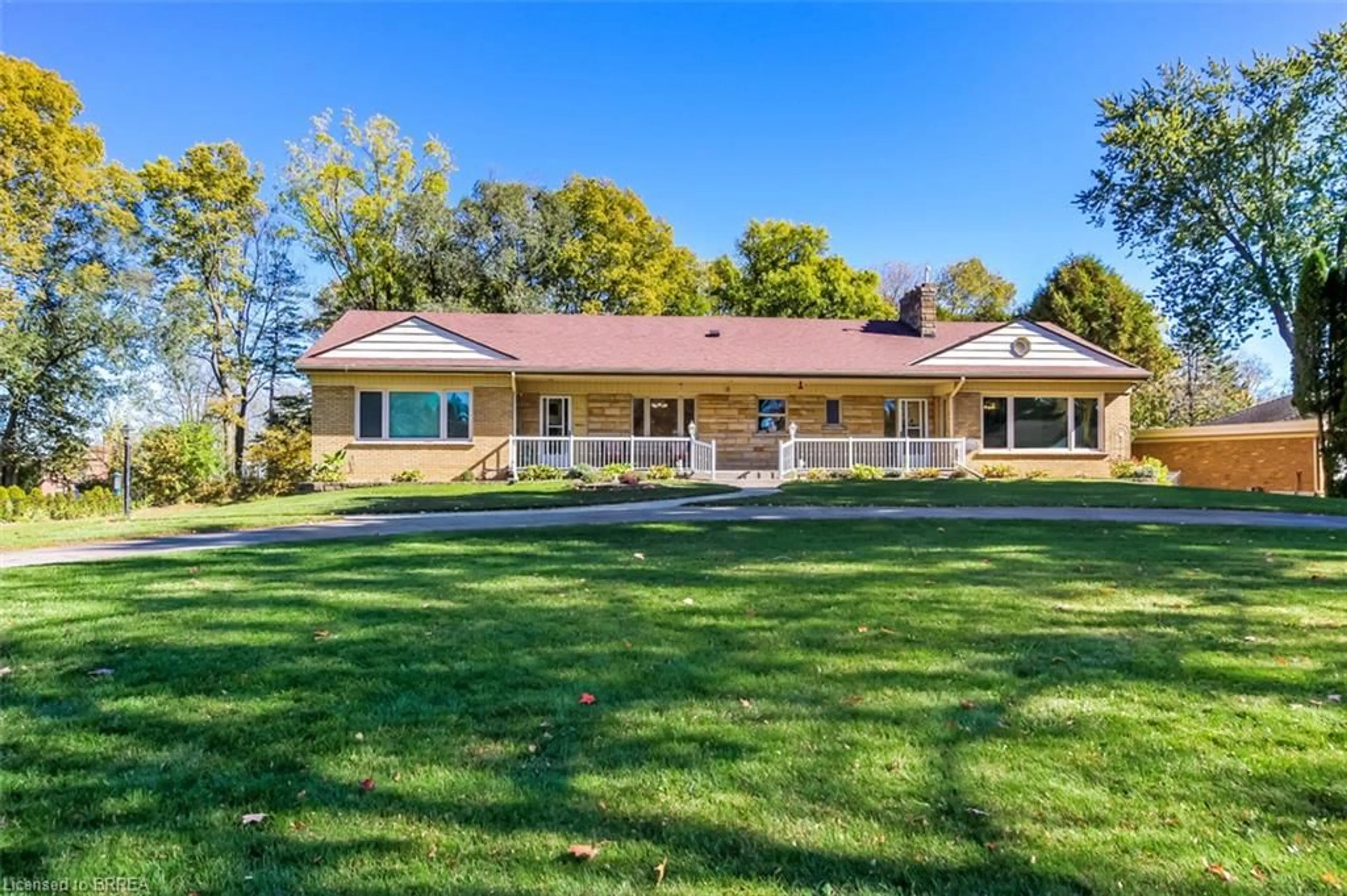 A pic from outside/outdoor area/front of a property/back of a property/a pic from drone, unknown for 28 Tutela Heights Rd, Brantford Ontario N3T 1A1