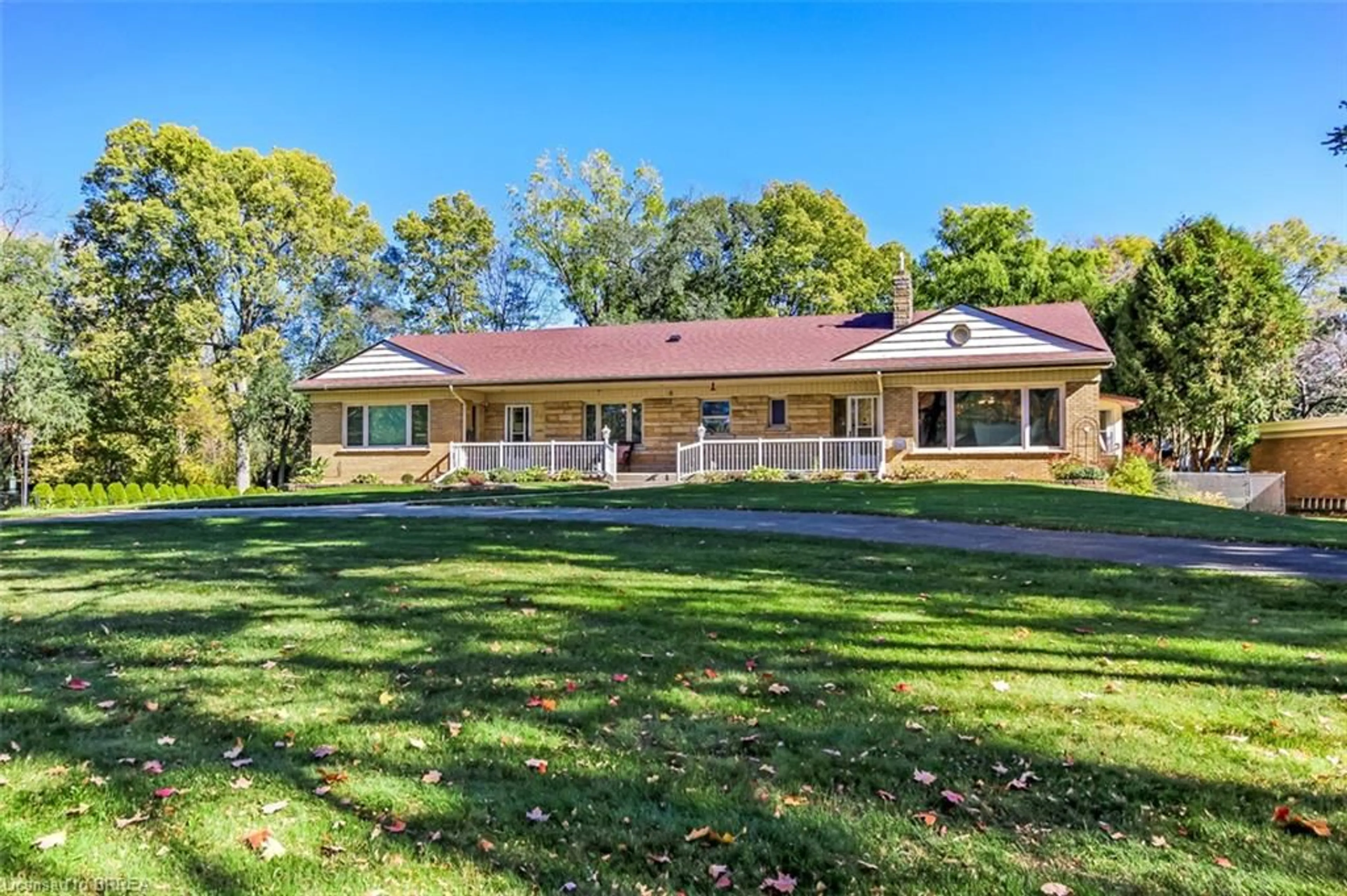 A pic from outside/outdoor area/front of a property/back of a property/a pic from drone, building for 28 Tutela Heights Rd, Brantford Ontario N3T 1A1