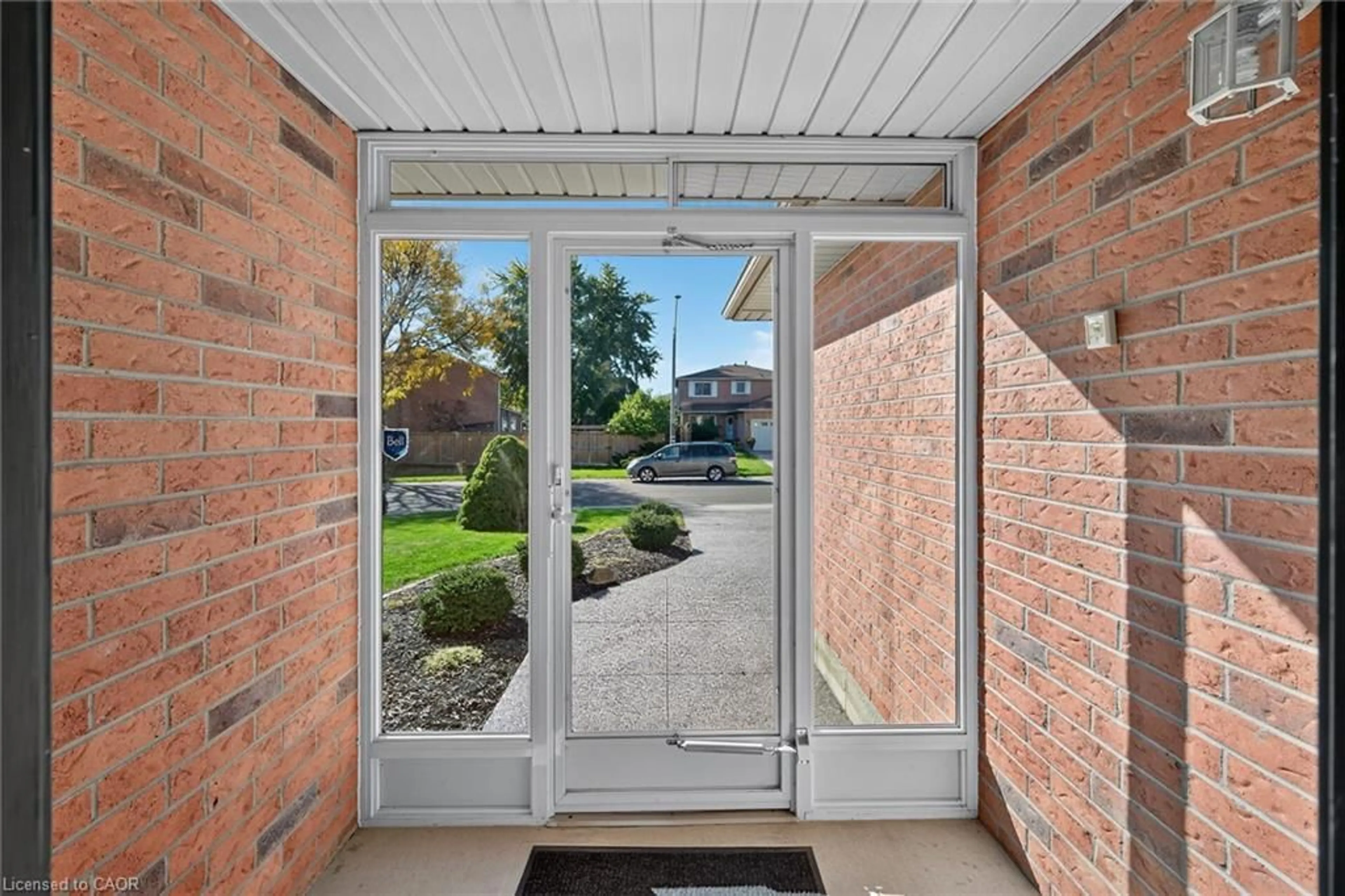 Indoor entryway for 55 Fusilier Dr, Hamilton Ontario L9B 2E5