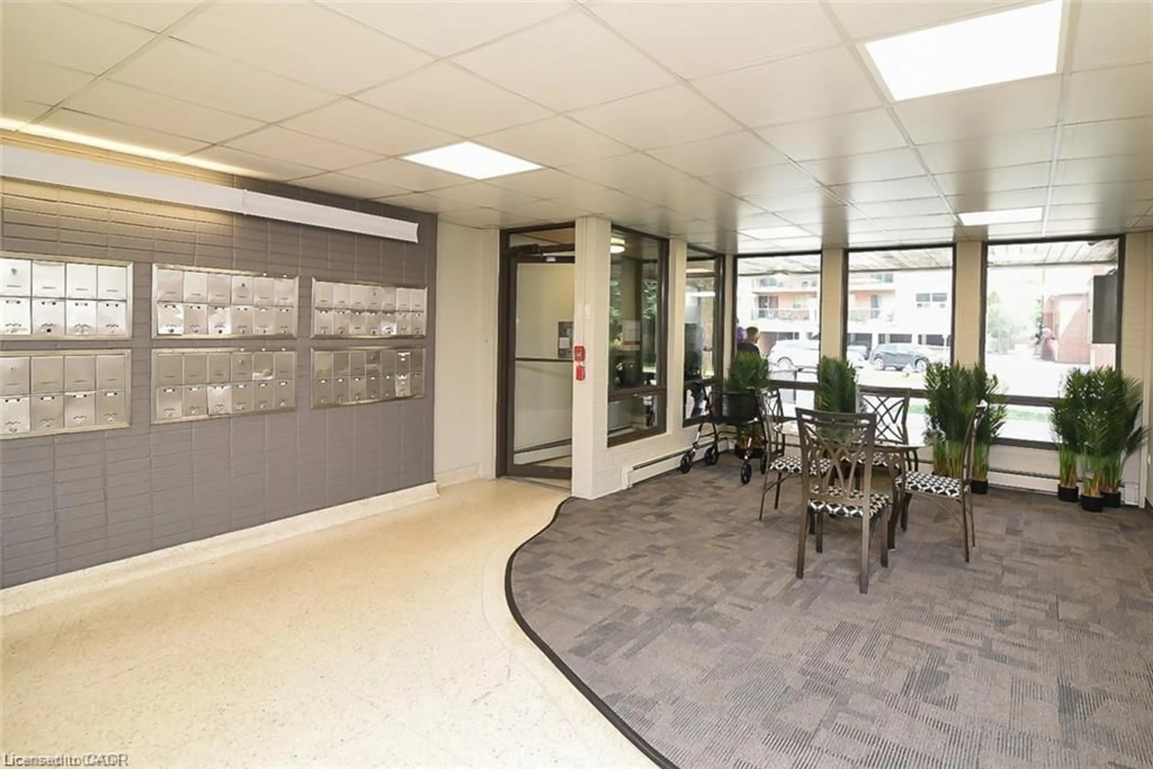 Indoor foyer for 30 Summit Ave #604, Hamilton Ontario L8V 2R8