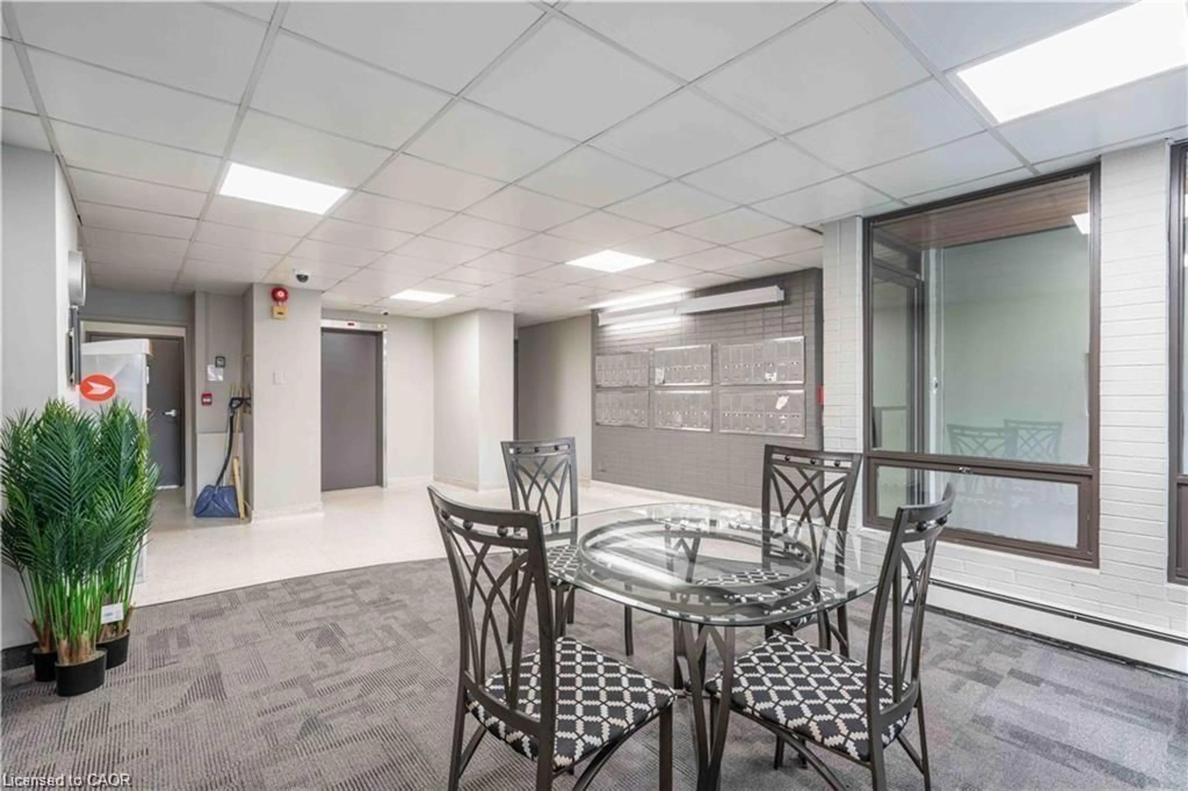 Indoor foyer for 30 Summit Ave #604, Hamilton Ontario L8V 2R8