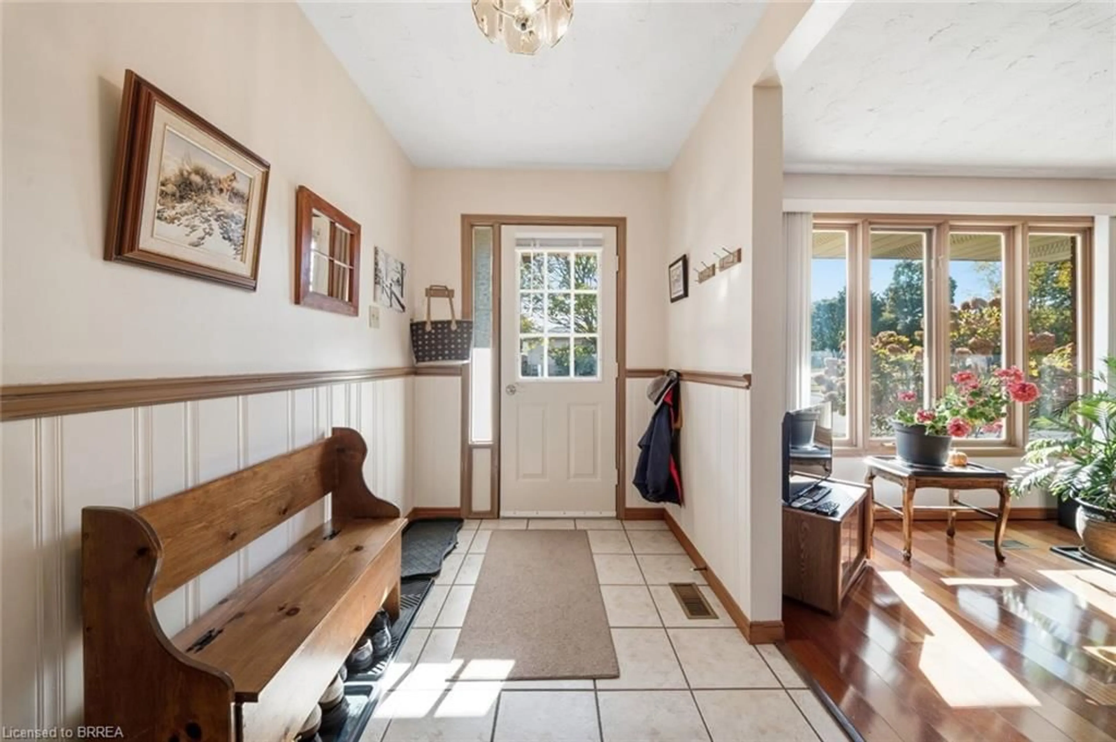 Indoor foyer for 12 Spartan Dr, Brantford Ontario N3R 6C7