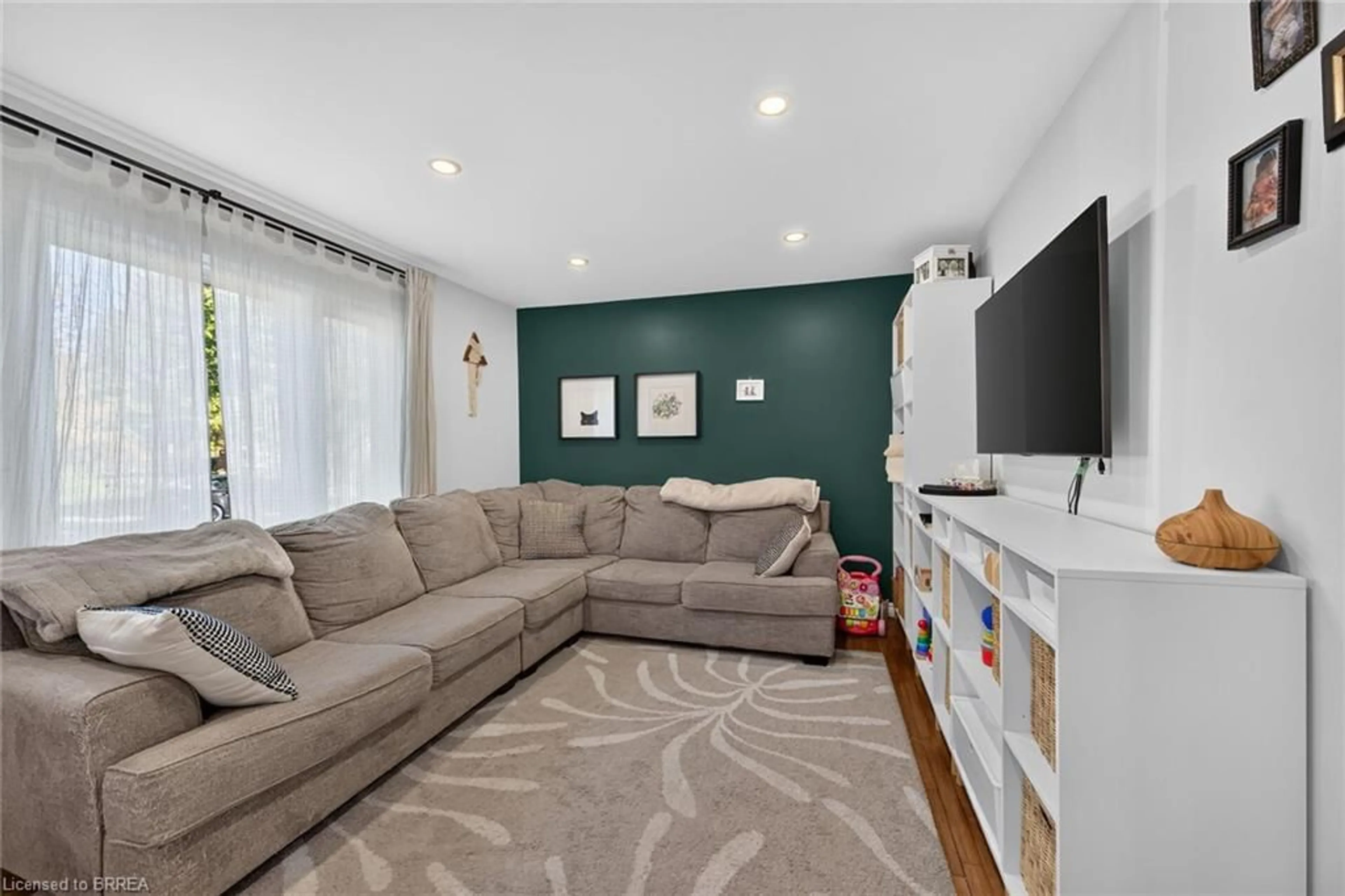 Living room with furniture, unknown for 112 Wilkes St, Brantford Ontario N3T 4W1