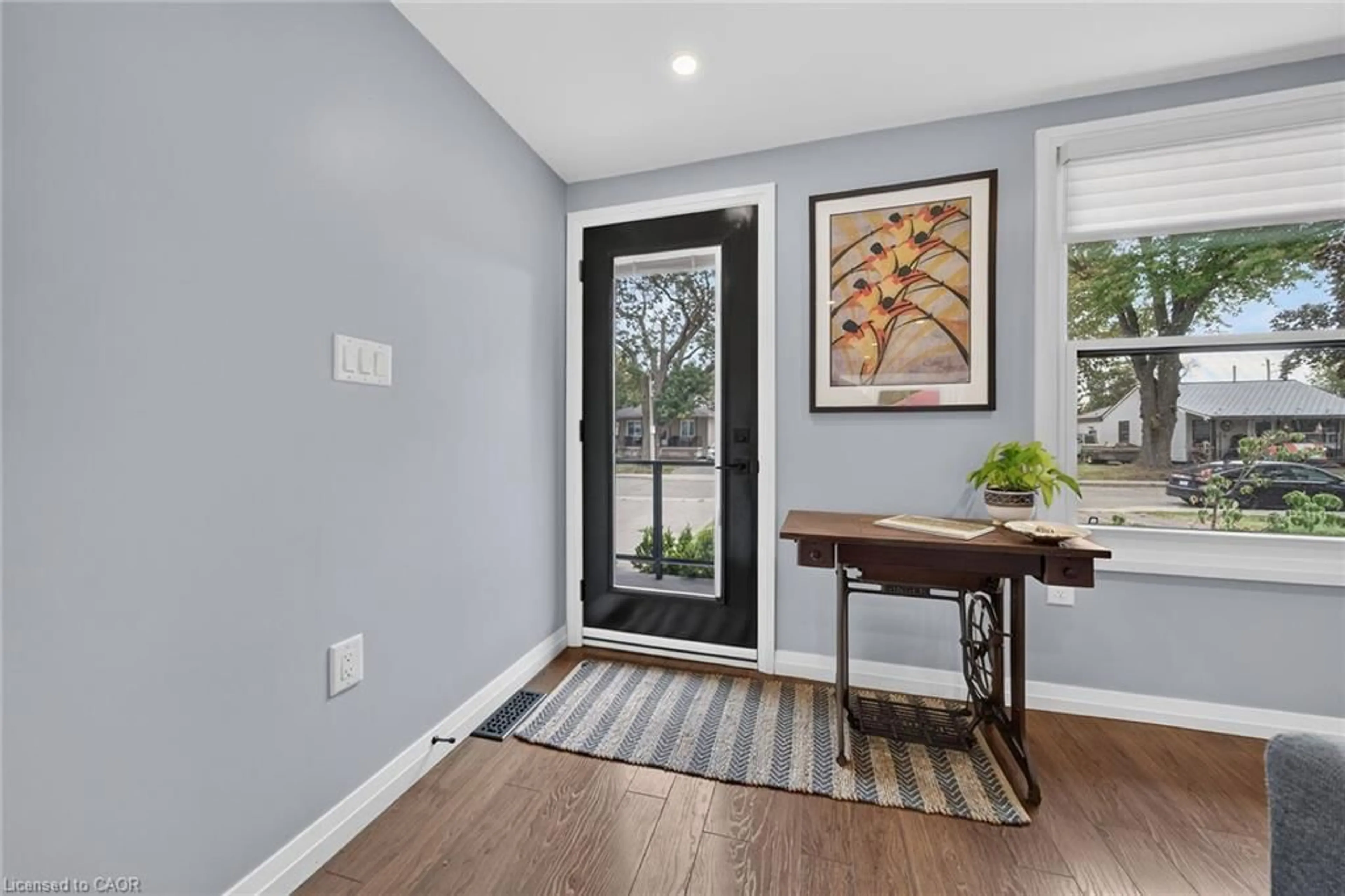 Indoor entryway for 271 Julian Ave, Hamilton Ontario L8H 5S3