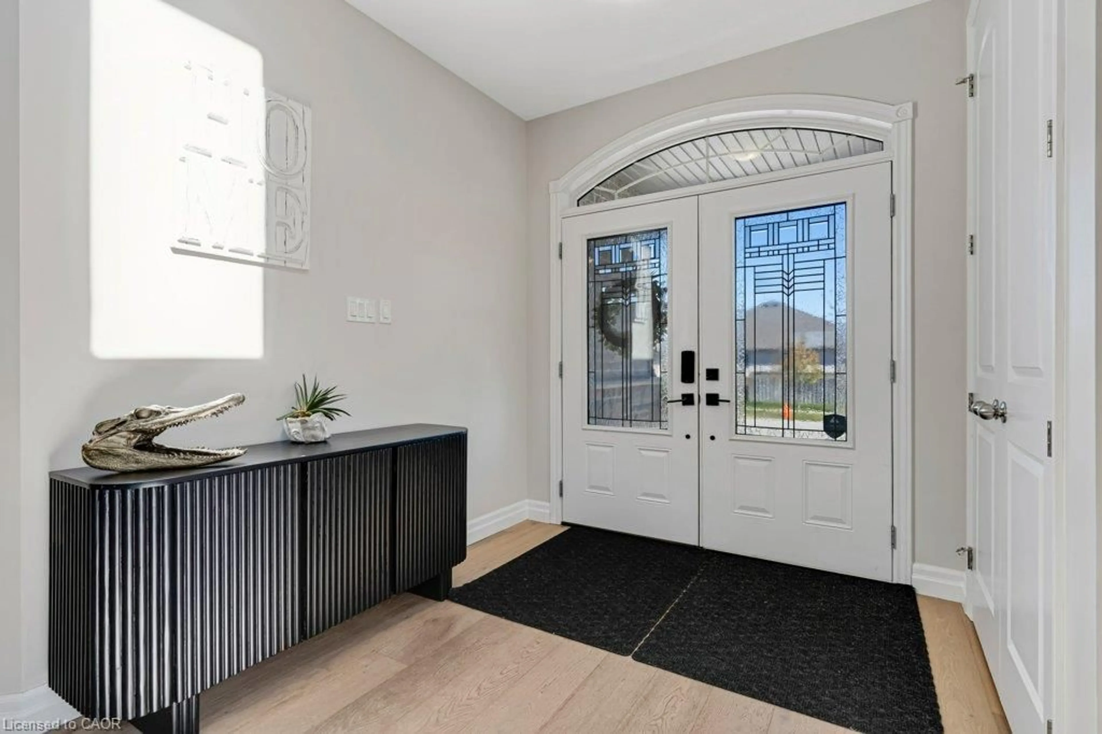 Indoor entryway for 27 Irongate Dr, Paris Ontario N3L 4G3