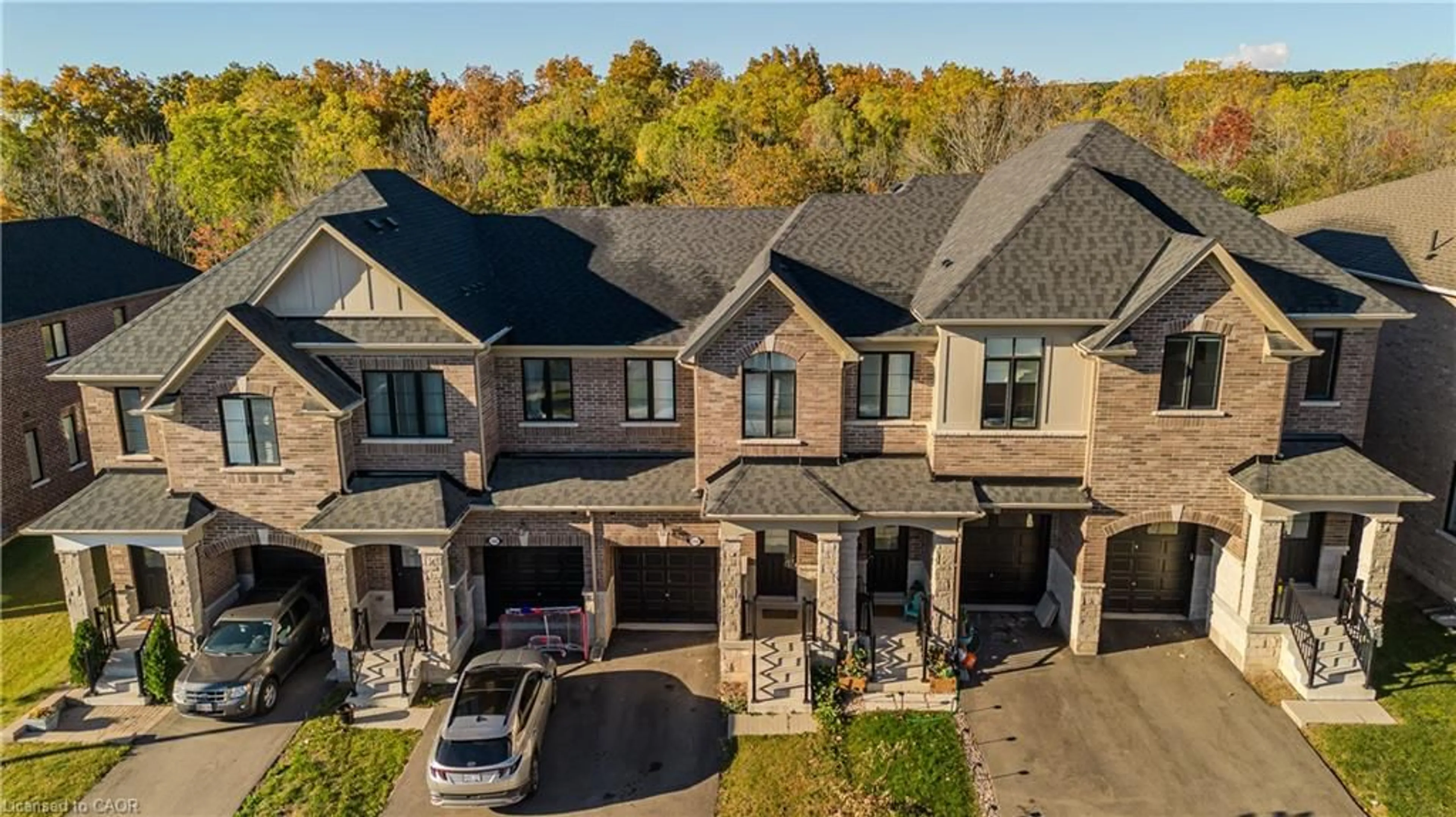 A pic from outside/outdoor area/front of a property/back of a property/a pic from drone, unknown for 1360 Almonte Dr, Burlington Ontario L7P 0V6