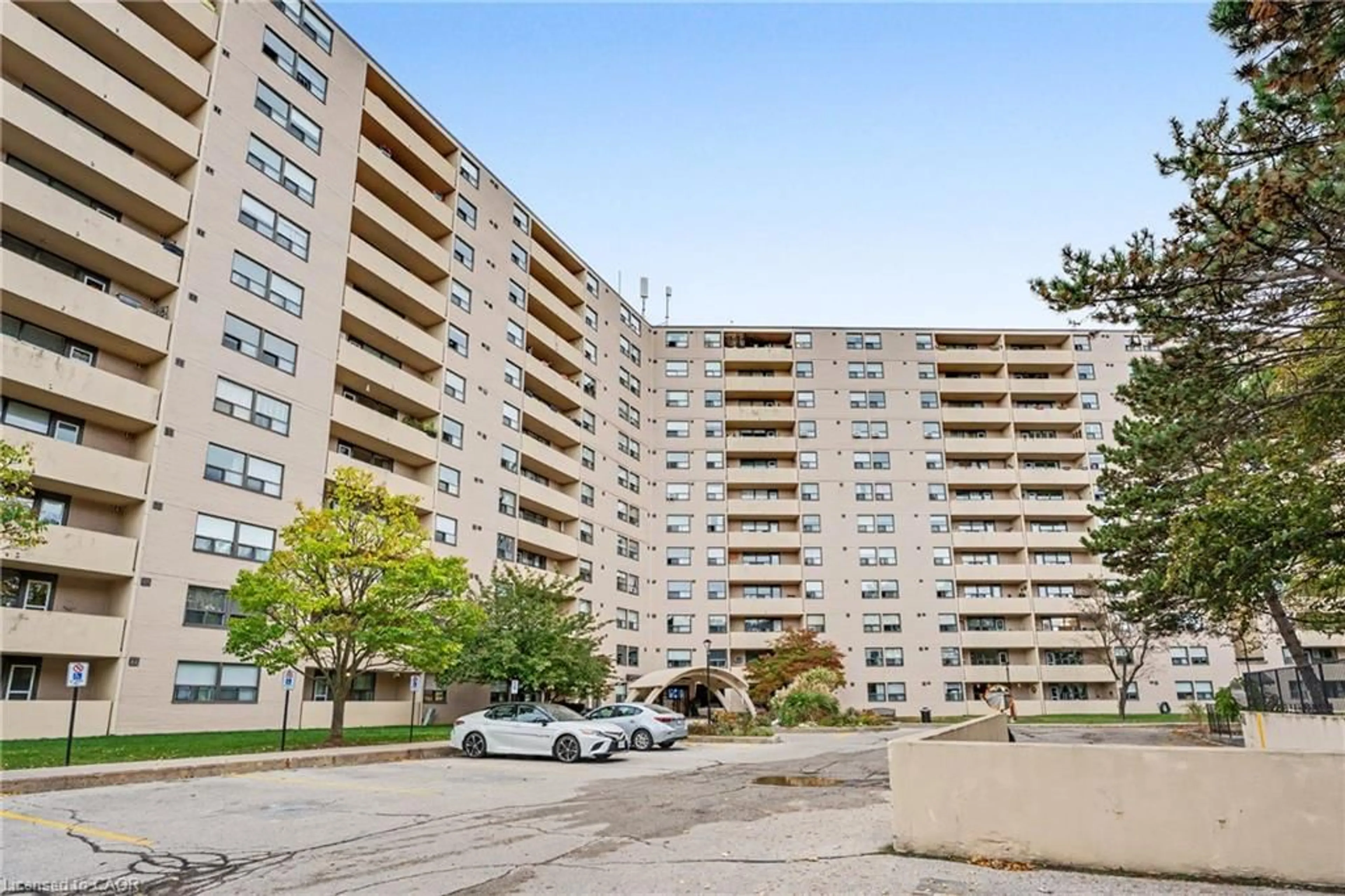 Patio, street for 700 Dynes Rd #614, Burlington Ontario L7N 3M2
