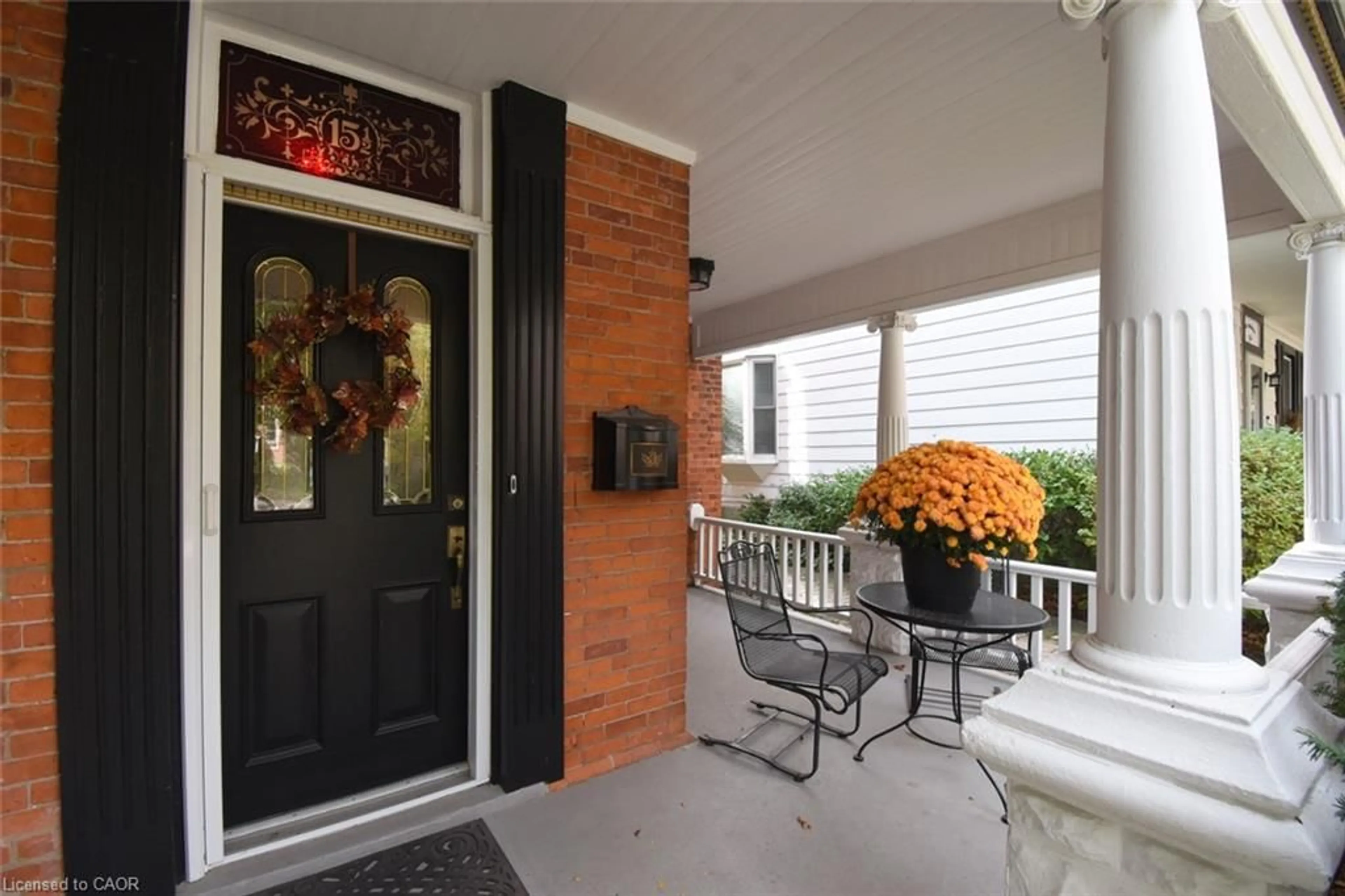 Indoor entryway for 114 Melville St, Dundas Ontario L9H 2A5