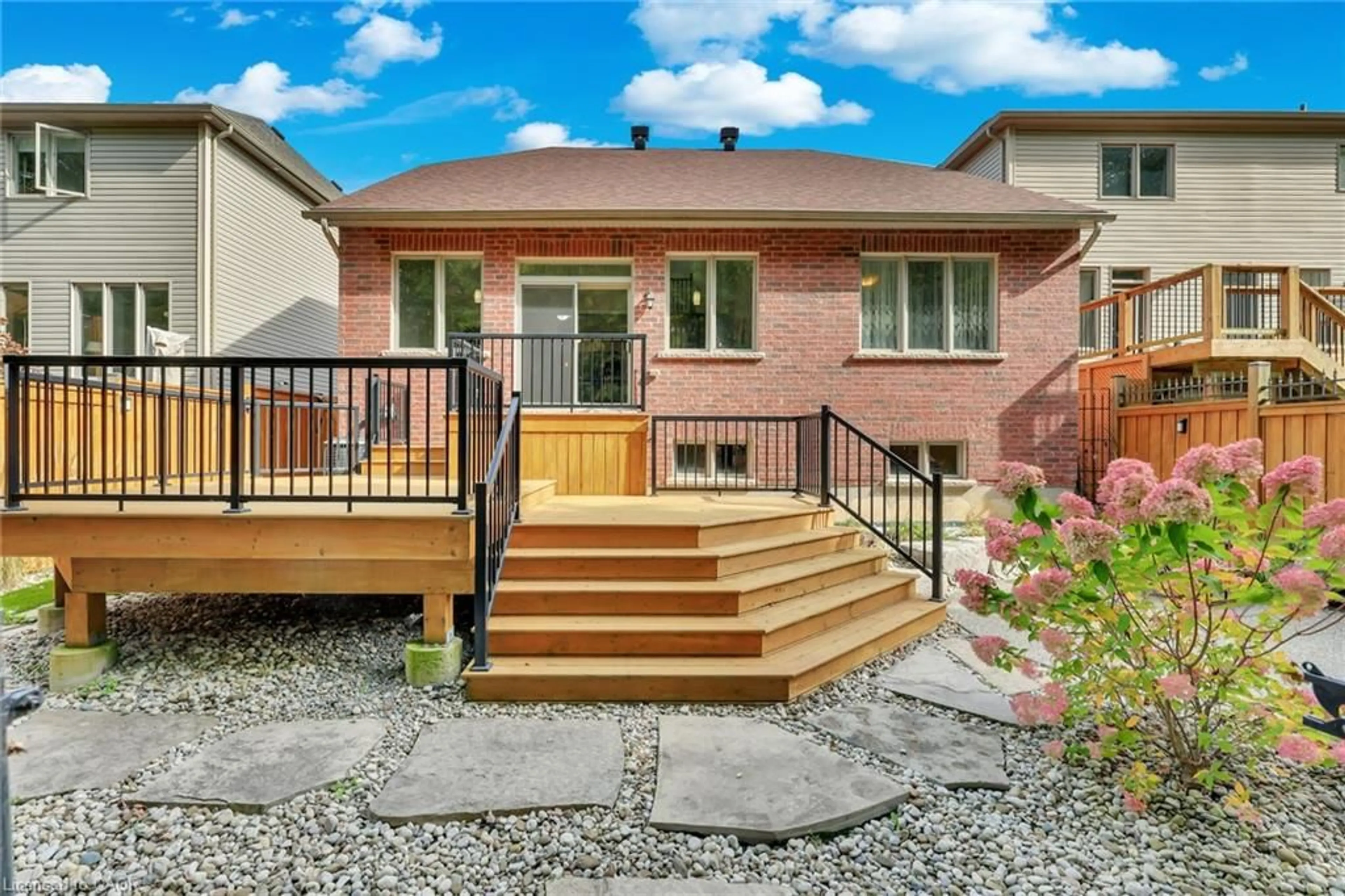 Patio, street for 8541 Sweet Chestnut Dr, Niagara Falls Ontario L2H 0N1