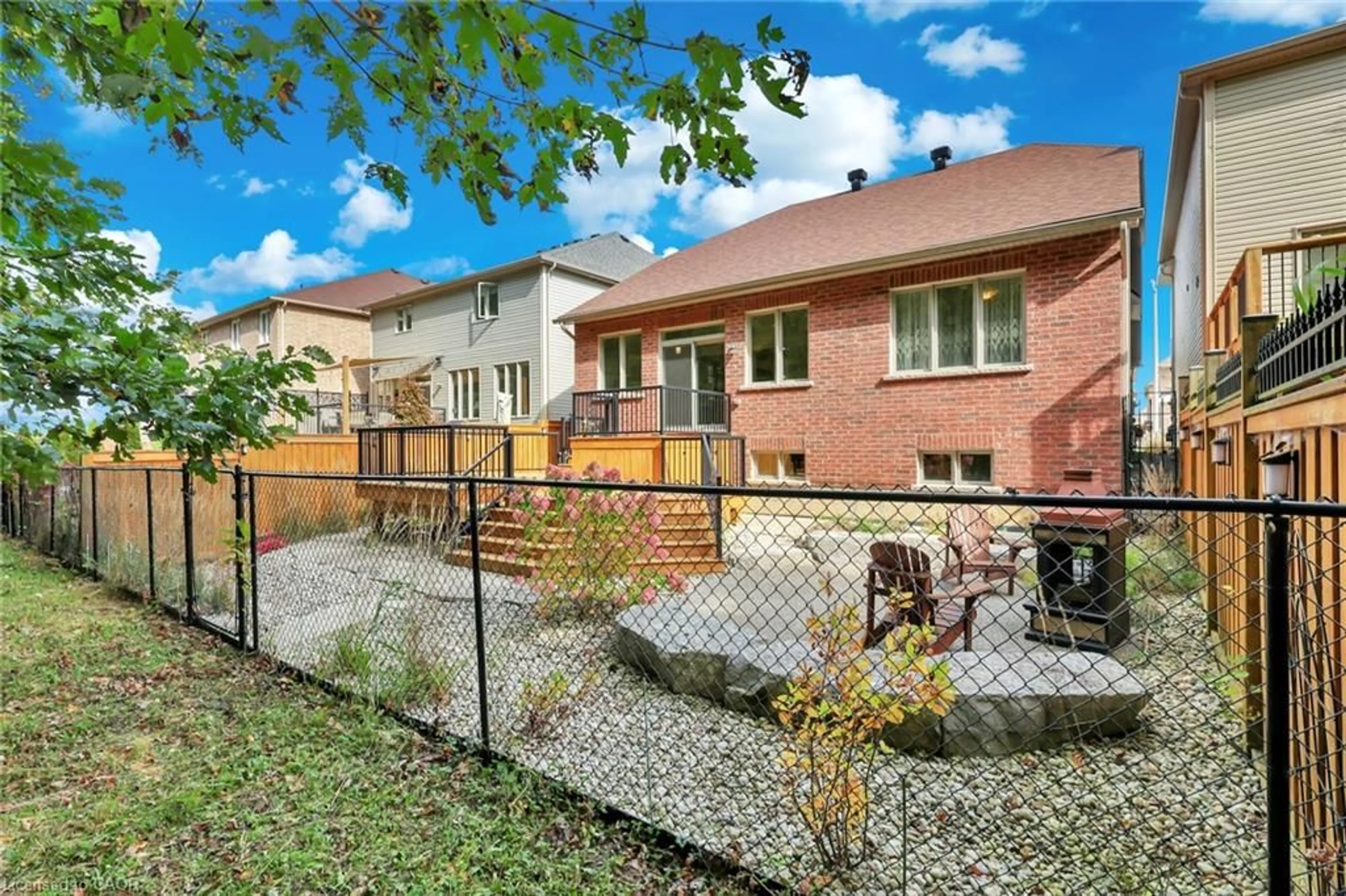 Patio, street for 8541 Sweet Chestnut Dr, Niagara Falls Ontario L2H 0N1
