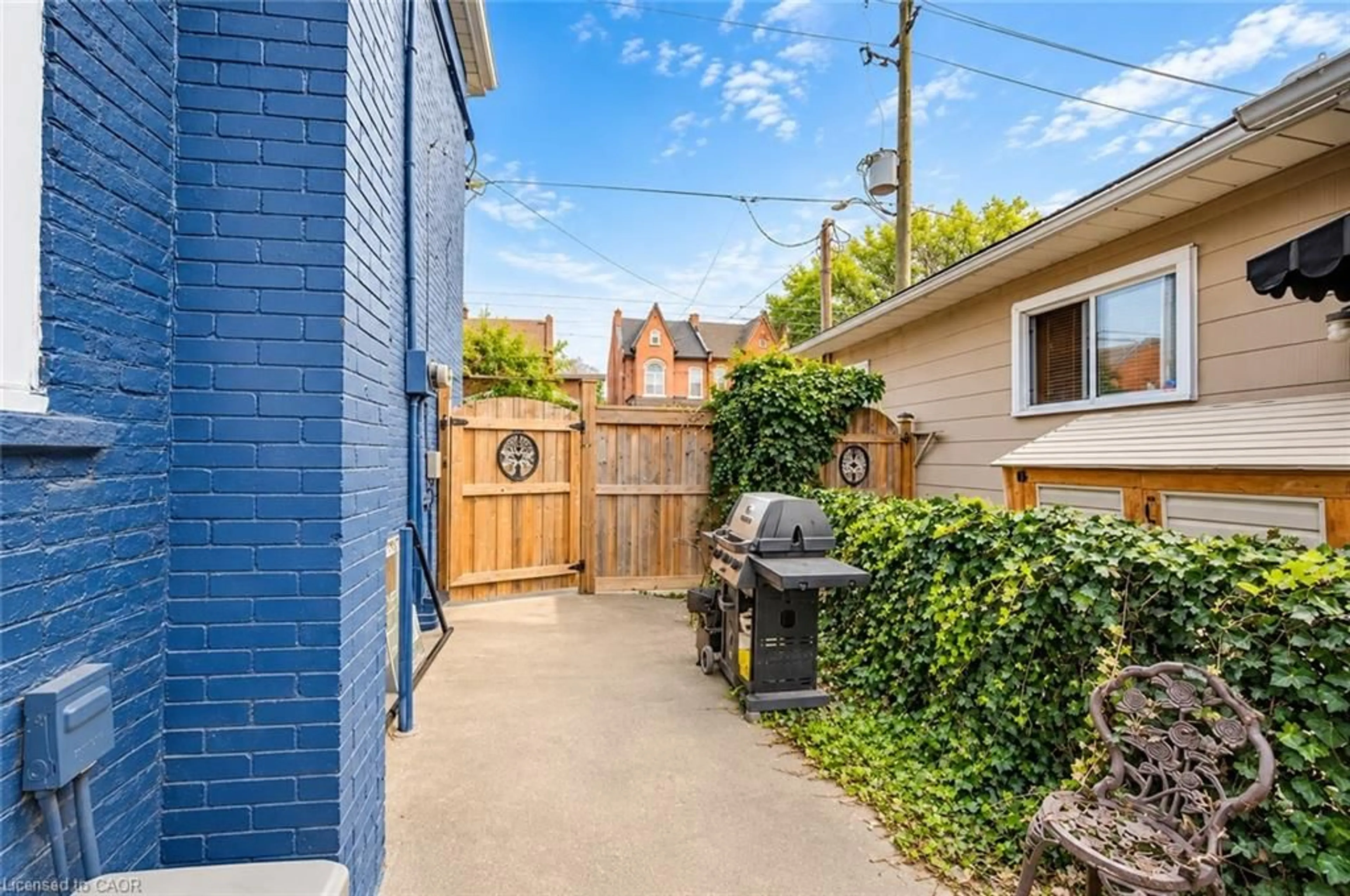 Patio, street for 218 Catharine St, Hamilton Ontario L8L 4S6