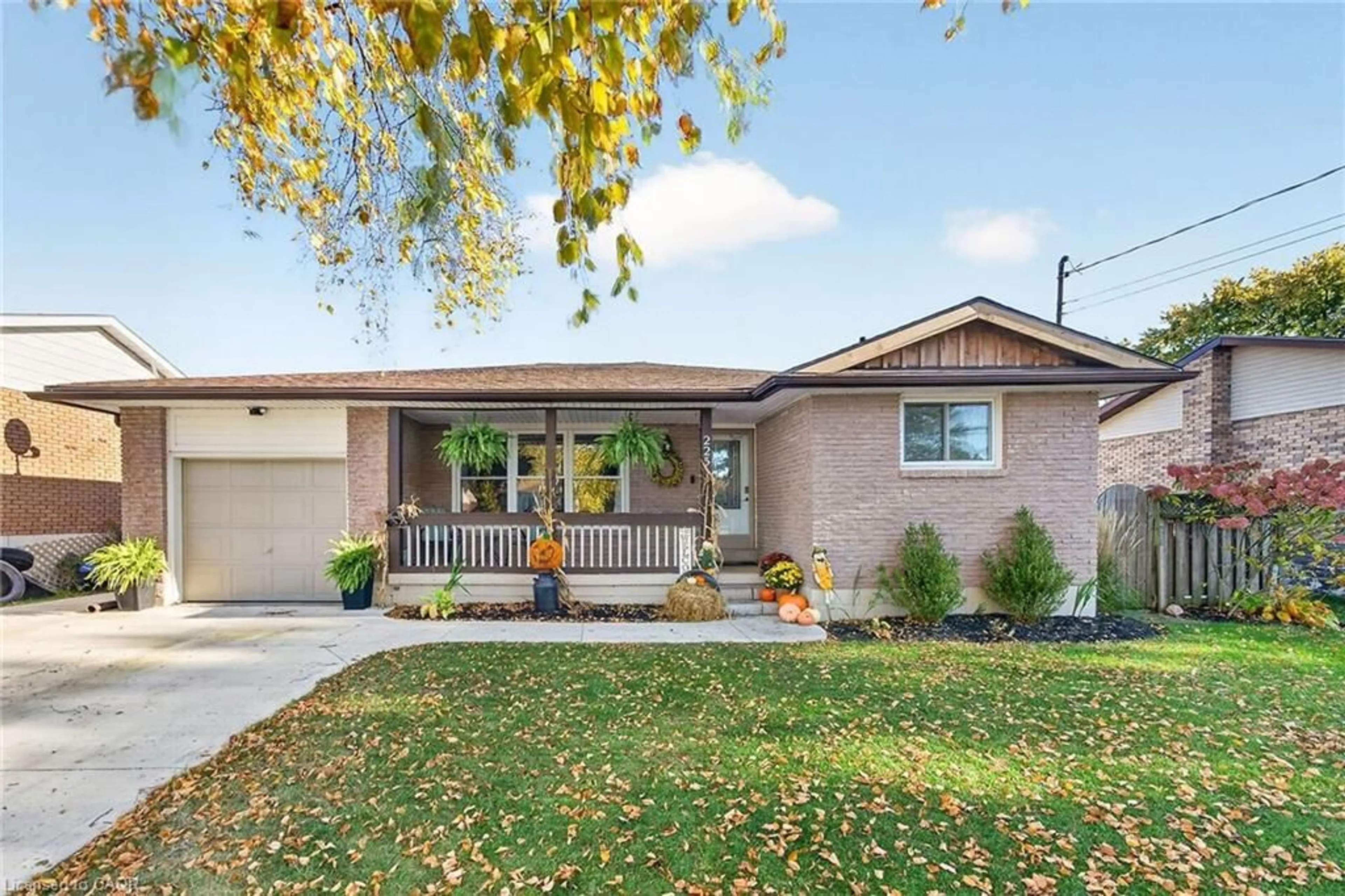 Home with vinyl exterior material, street for 225 Maccrae Dr, Caledonia Ontario N3W 1K5