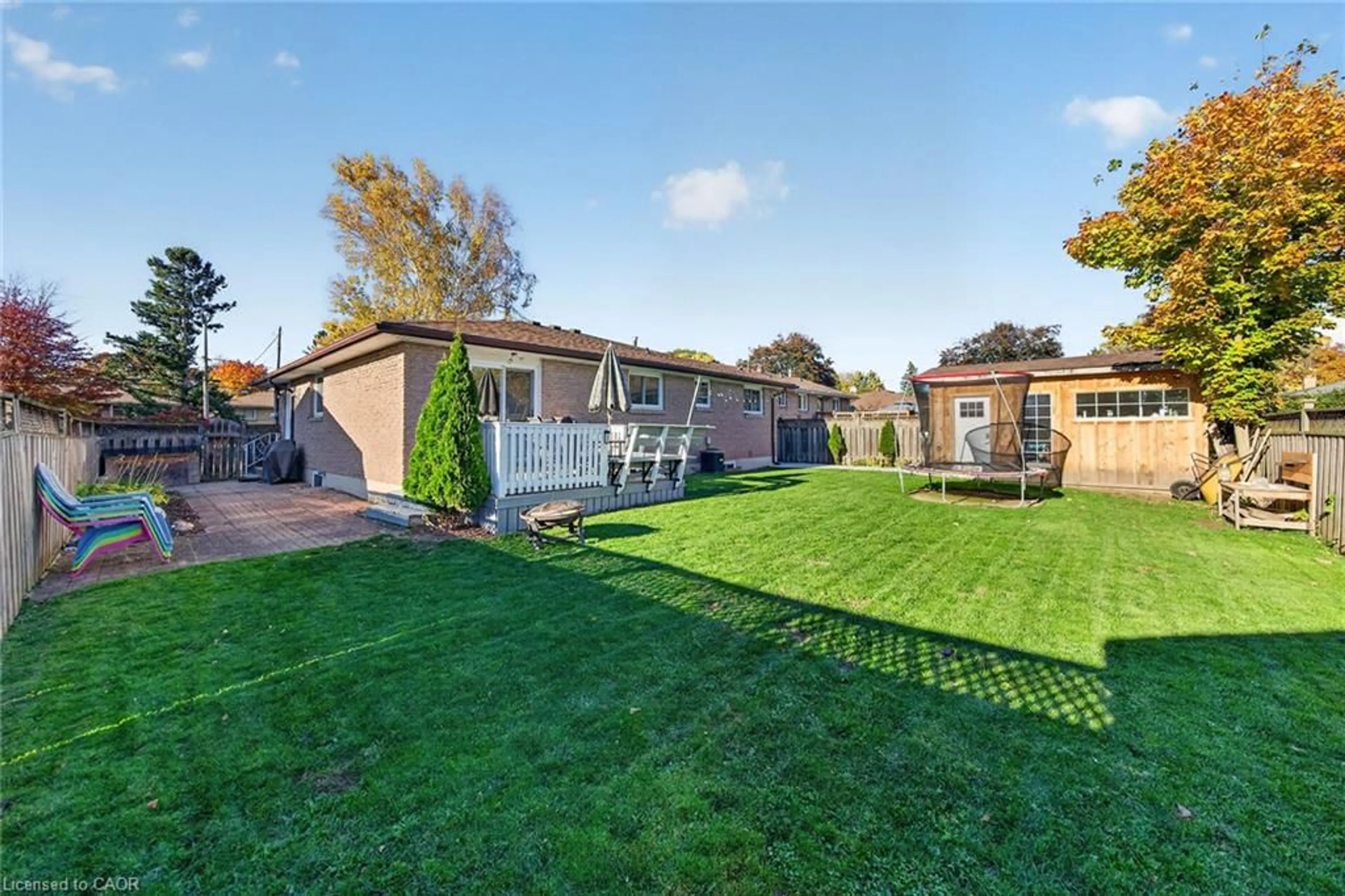 A pic from outside/outdoor area/front of a property/back of a property/a pic from drone, street for 225 Maccrae Dr, Caledonia Ontario N3W 1K5