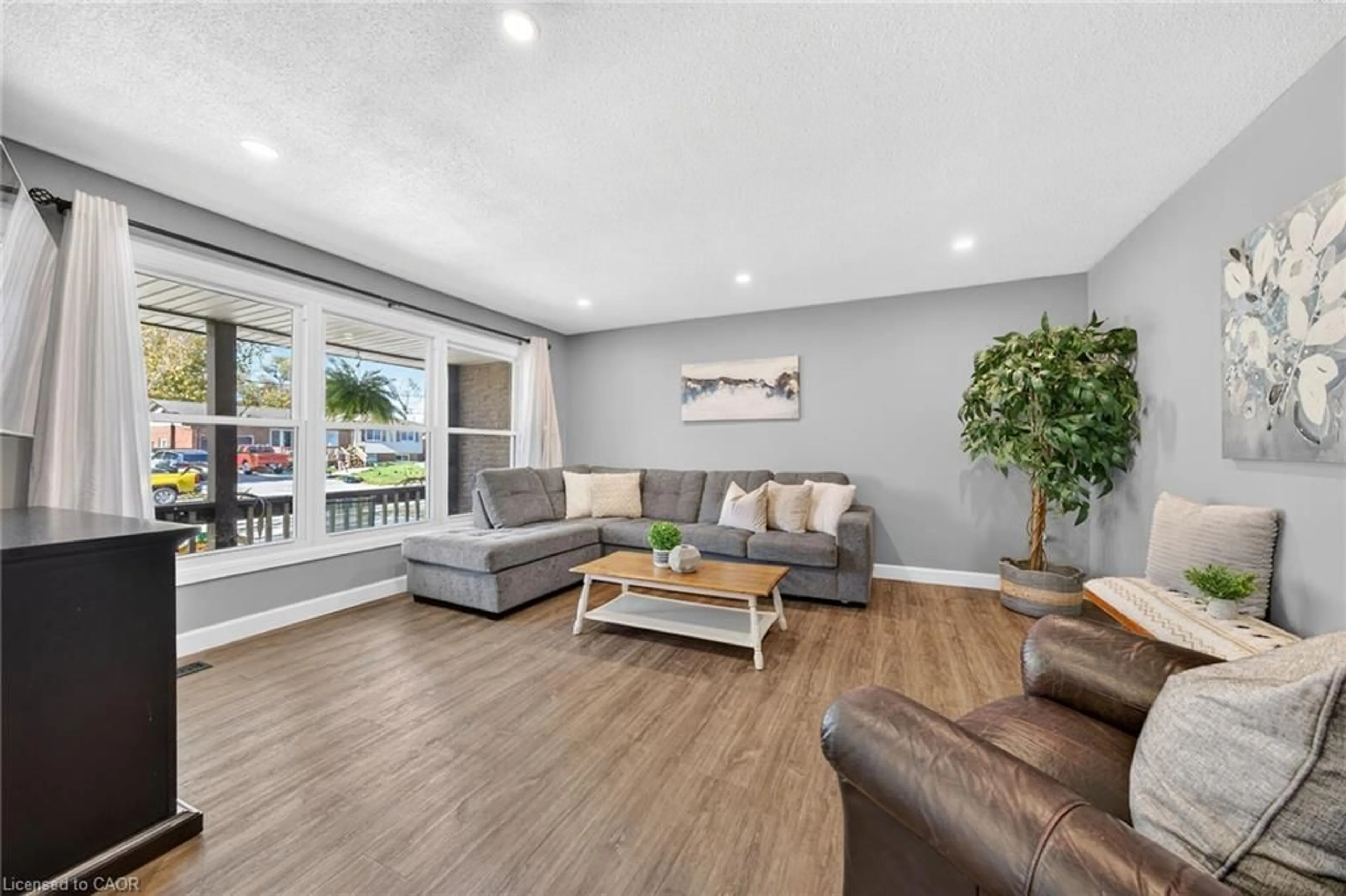 Living room with furniture, wood/laminate floor for 225 Maccrae Dr, Caledonia Ontario N3W 1K5