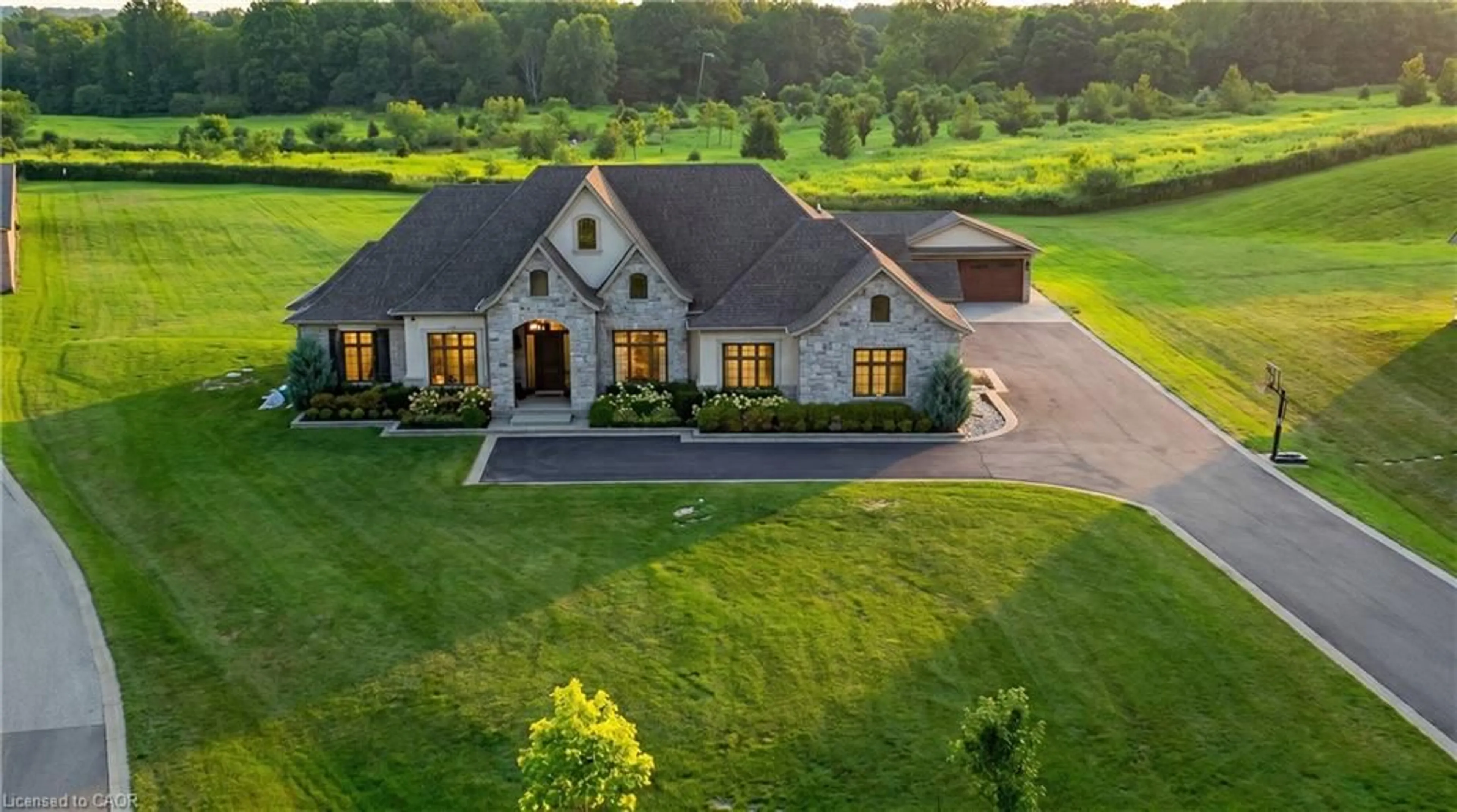 A pic from outside/outdoor area/front of a property/back of a property/a pic from drone, unknown for 55 Tews Lane, Dundas Ontario L9H 7N4