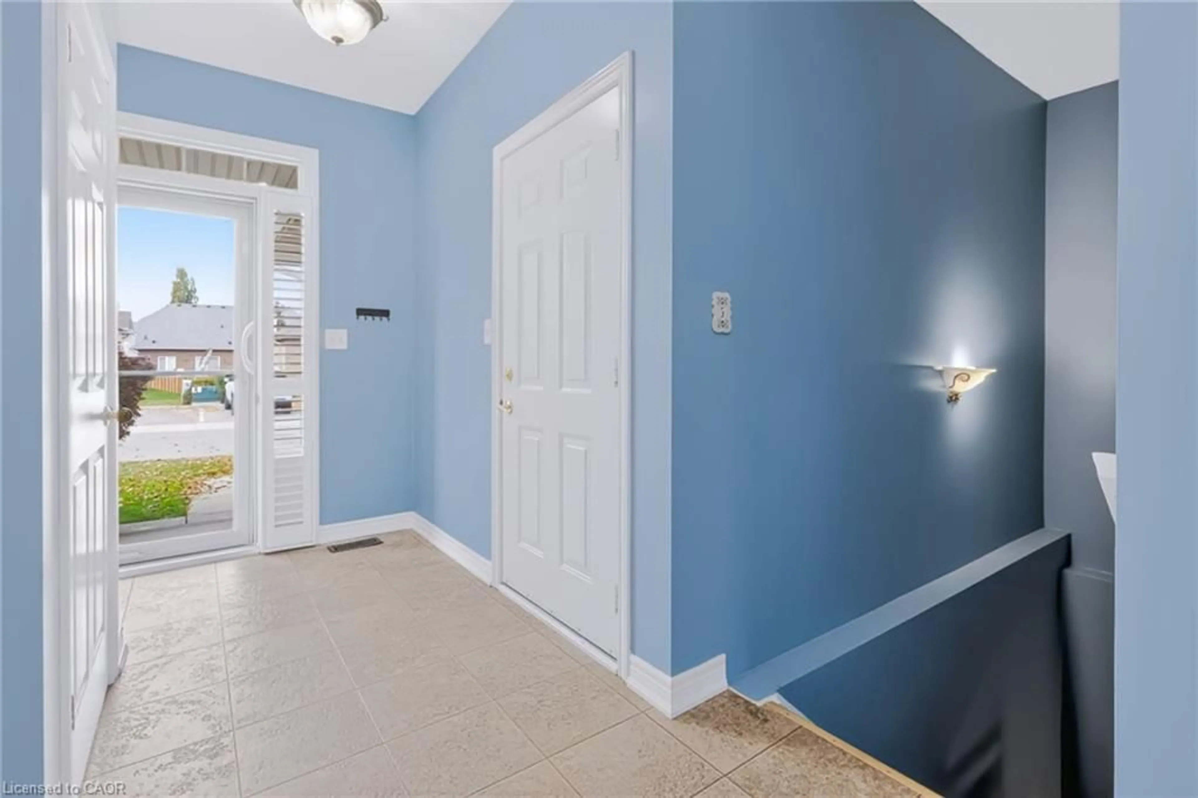 Indoor entryway for 11 Greentrail Dr, Glanbrook Ontario L0R 1W0