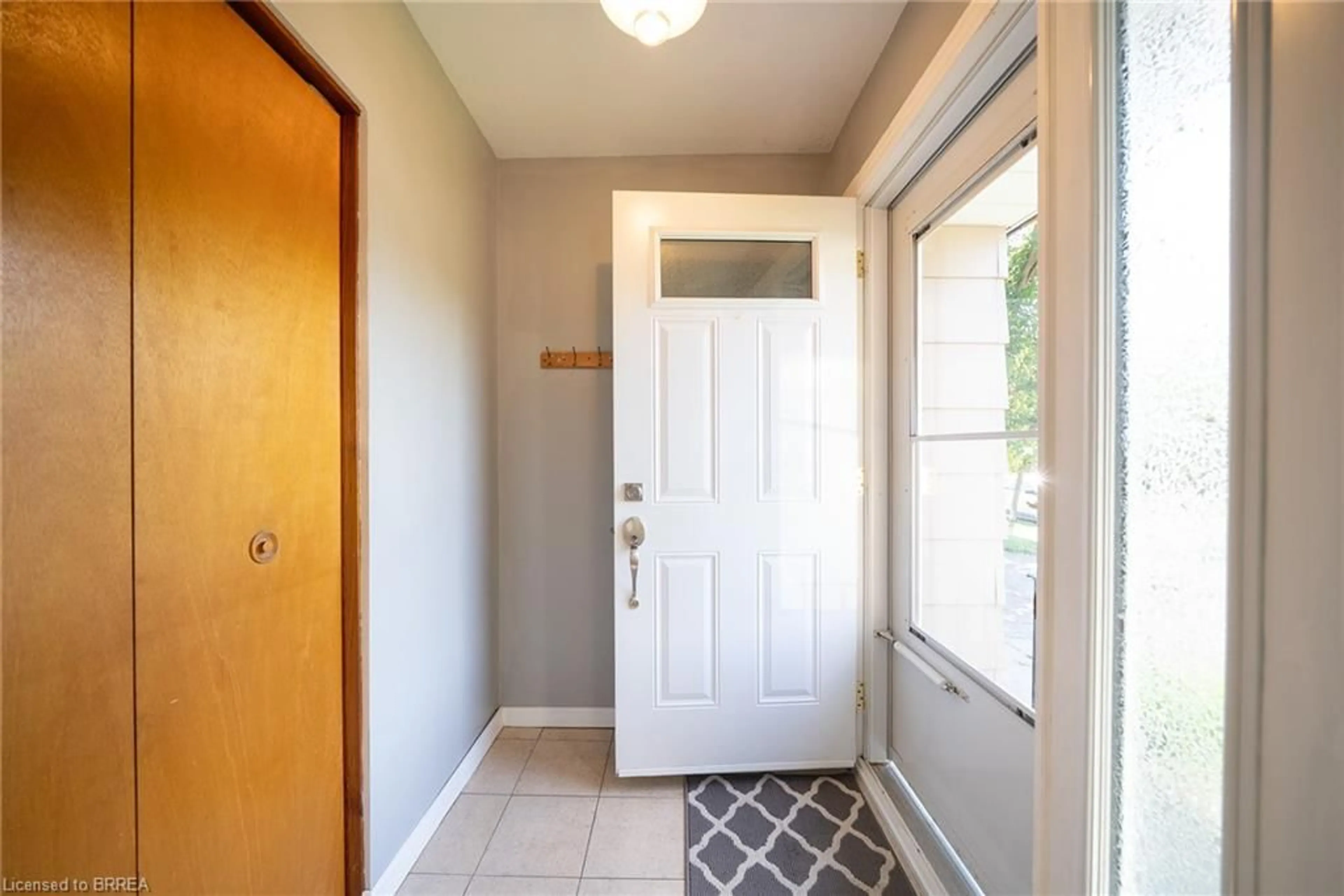 Indoor entryway for 30 Lida St, Brantford Ontario N3S 2P9