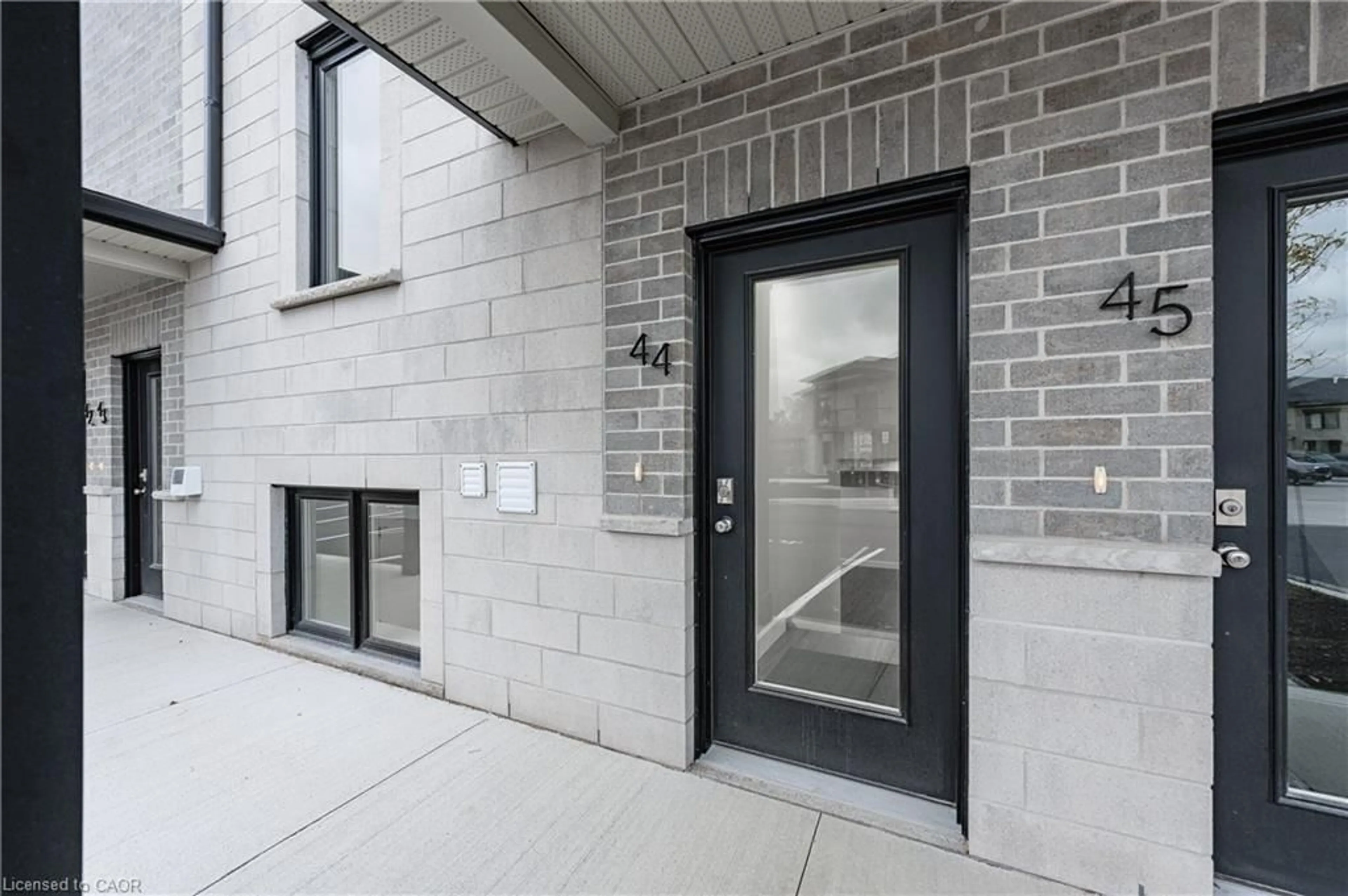 Indoor entryway for 3202 Vivian Line #44, Stratford Ontario N5A 0K6