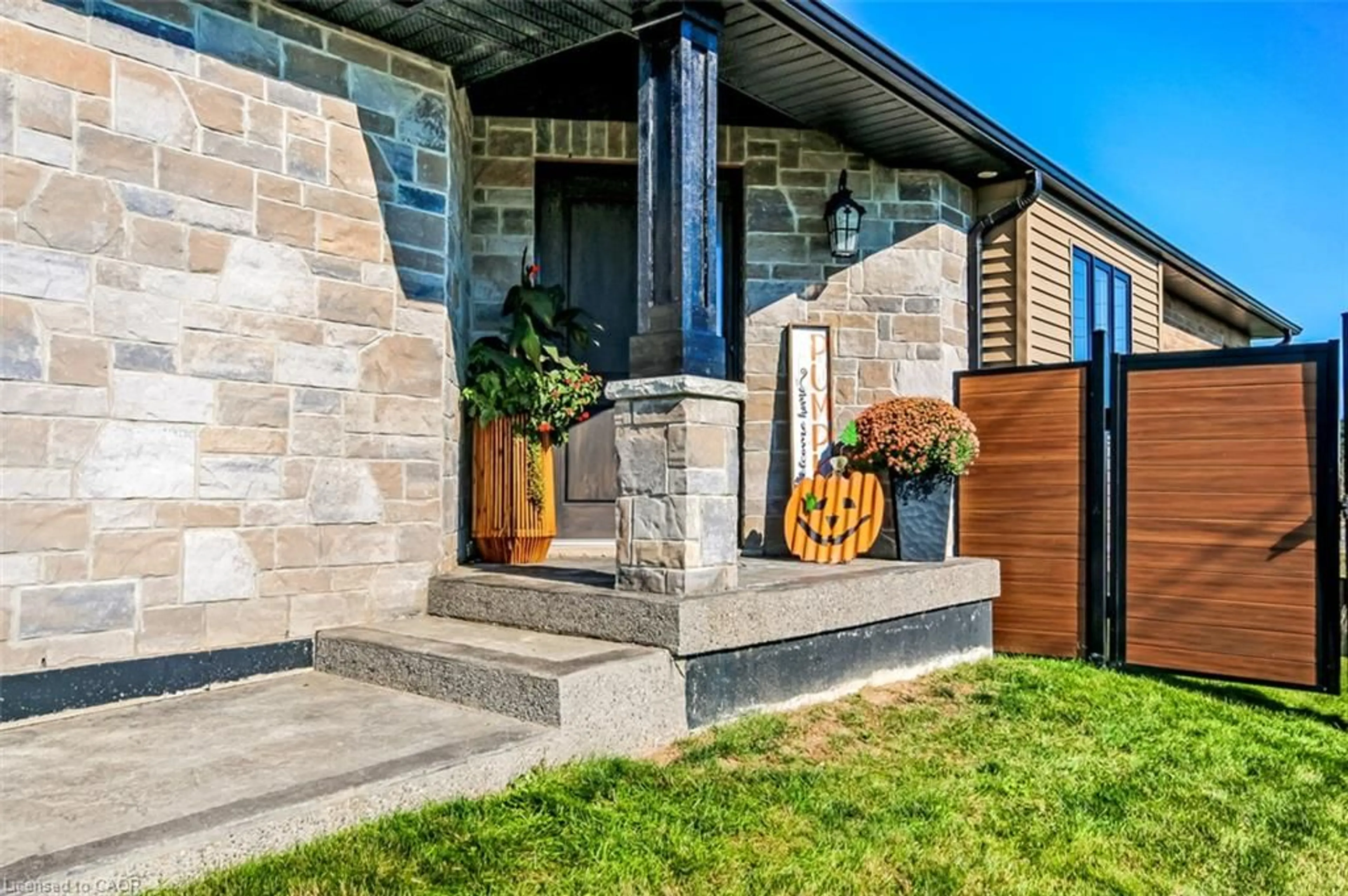 Indoor entryway for 30 Whiting Dr, Paris Ontario N3L 0H3
