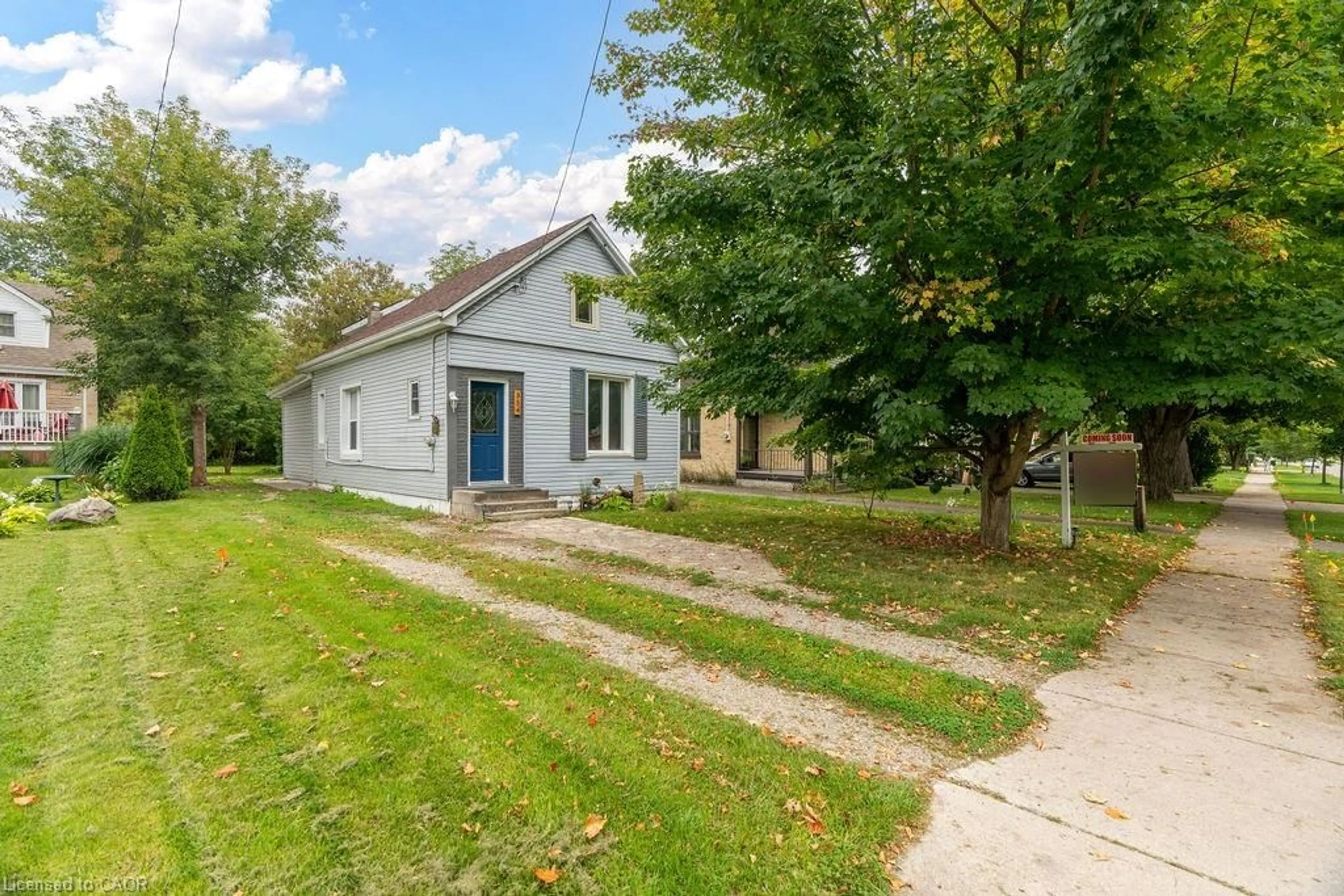 A pic from outside/outdoor area/front of a property/back of a property/a pic from drone, street for 354 Spruce St, London Ontario N5W 4N7